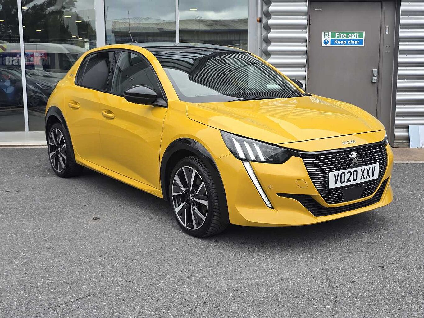 Main listing image - Peugeot 208