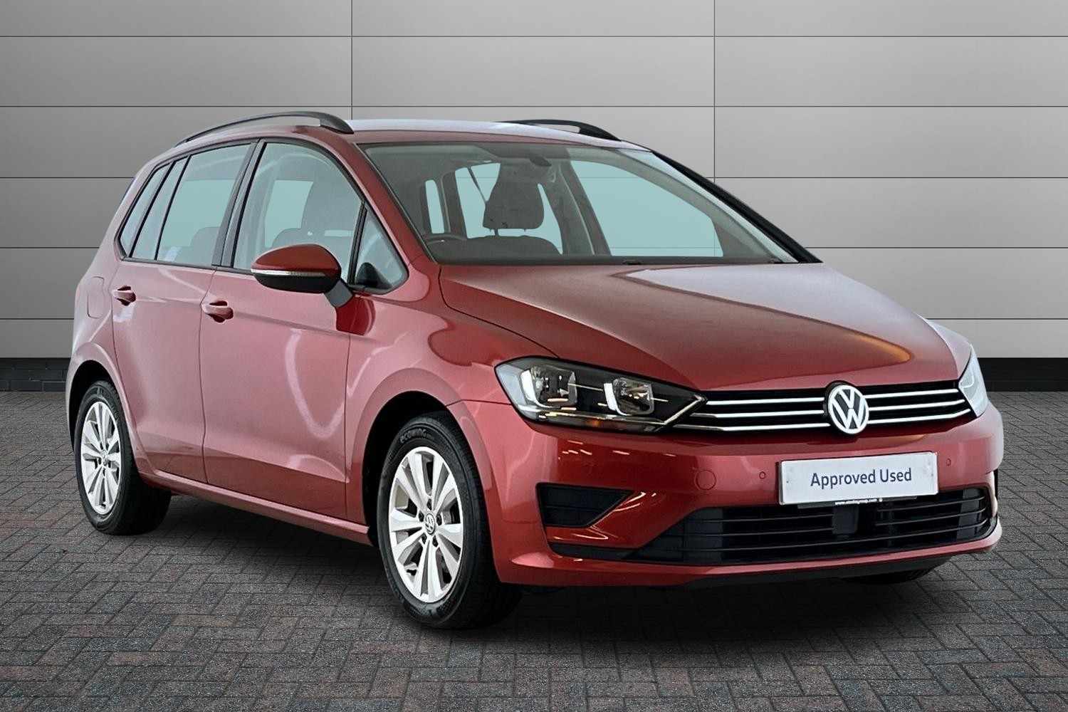 Main listing image - Volkswagen Golf SV