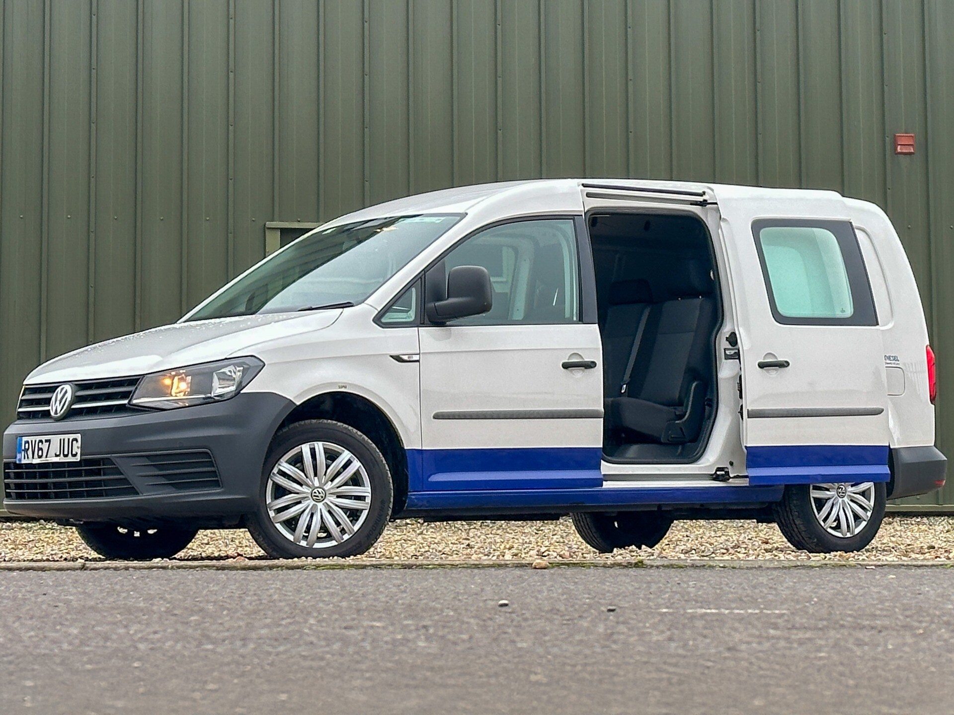 Main listing image - Volkswagen Caddy Maxi