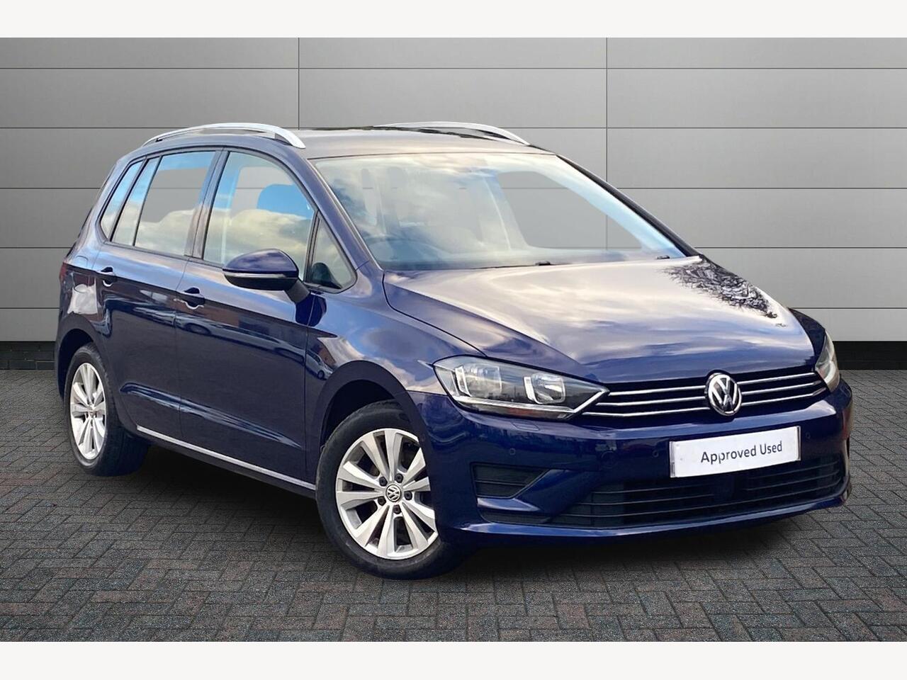 Main listing image - Volkswagen Golf SV