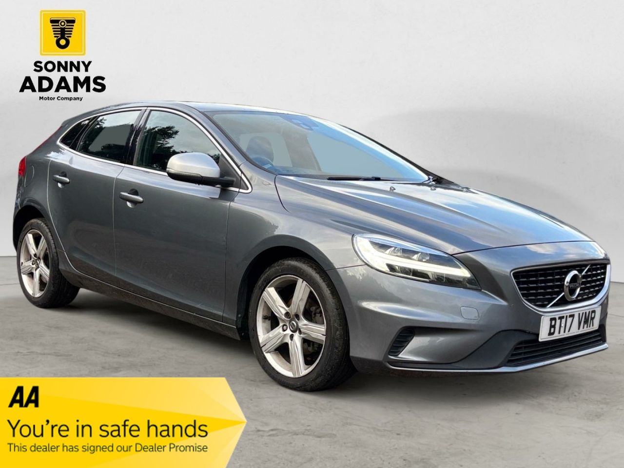 Main listing image - Volvo V40