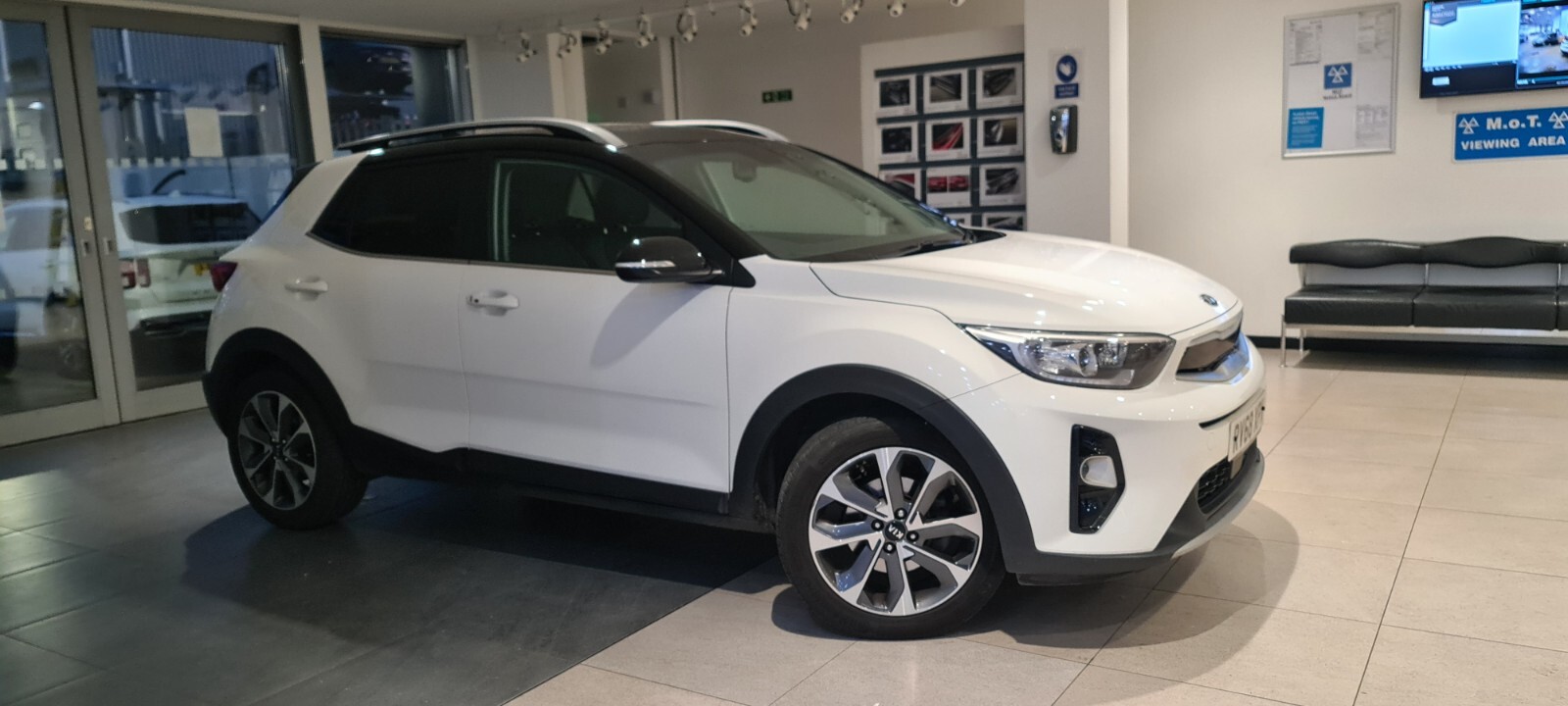 Main listing image - Kia Stonic