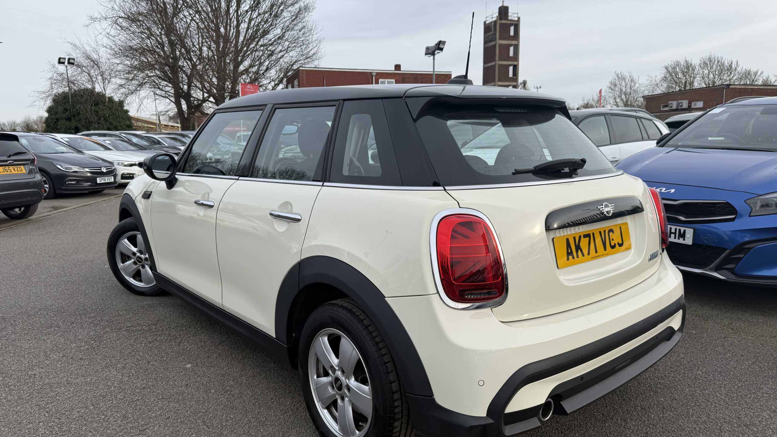 Main listing image - MINI Hatchback 5dr