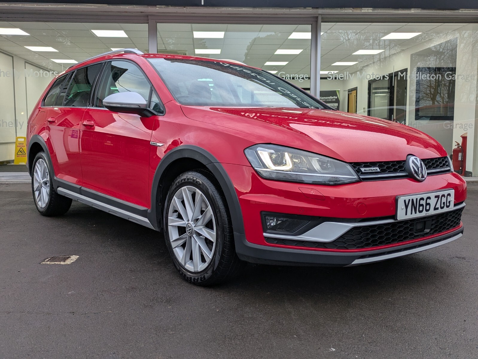 Main listing image - Volkswagen Golf Alltrack