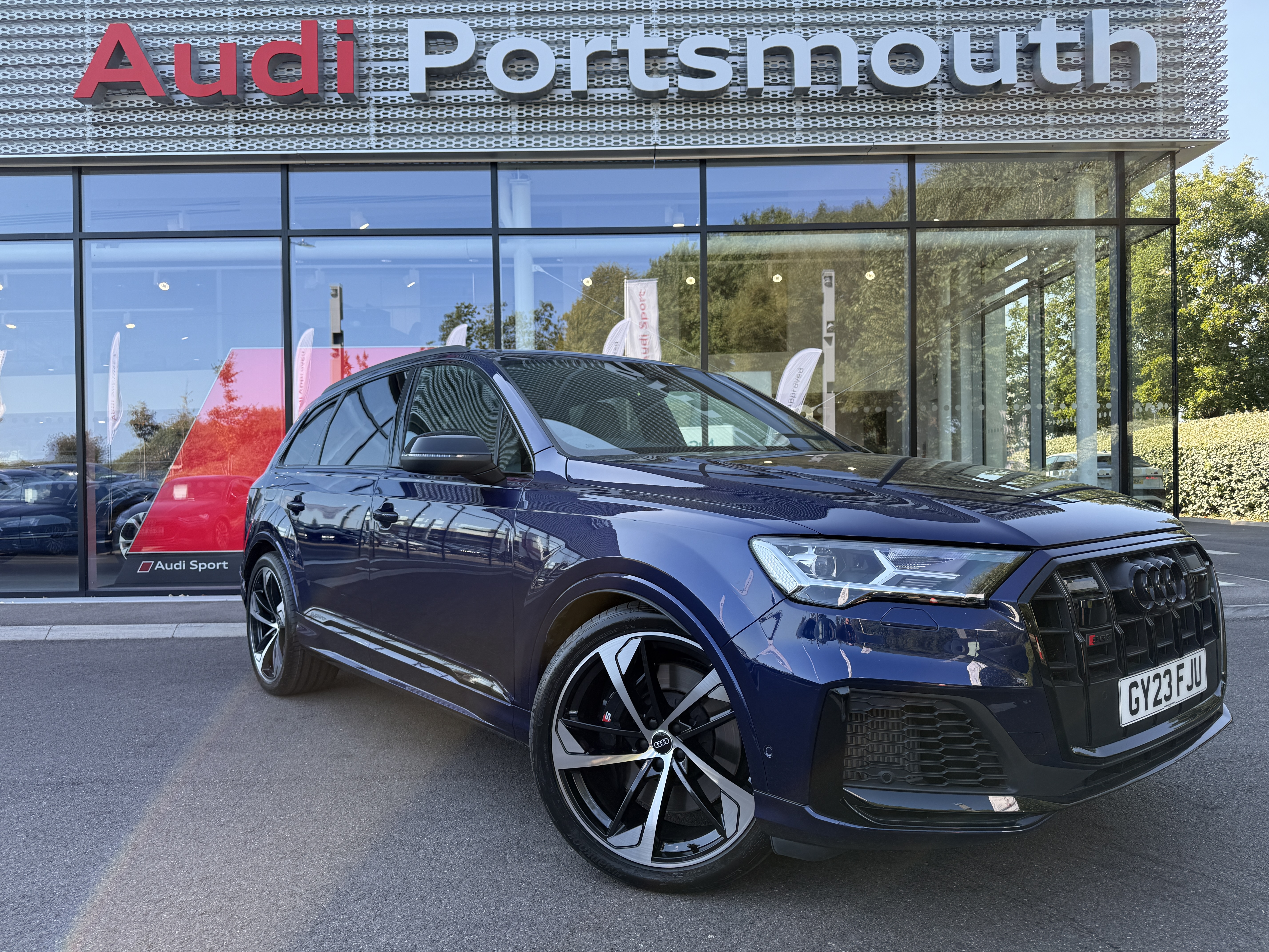 Main listing image - Audi Q7