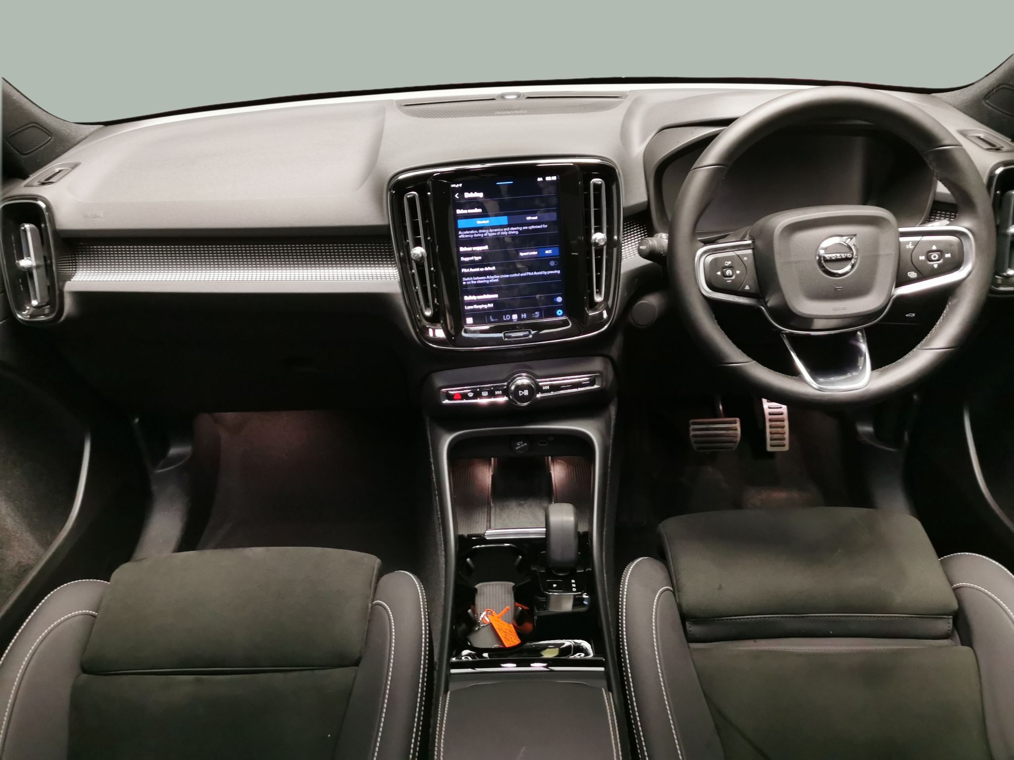 Main listing image - Volvo XC40 Recharge