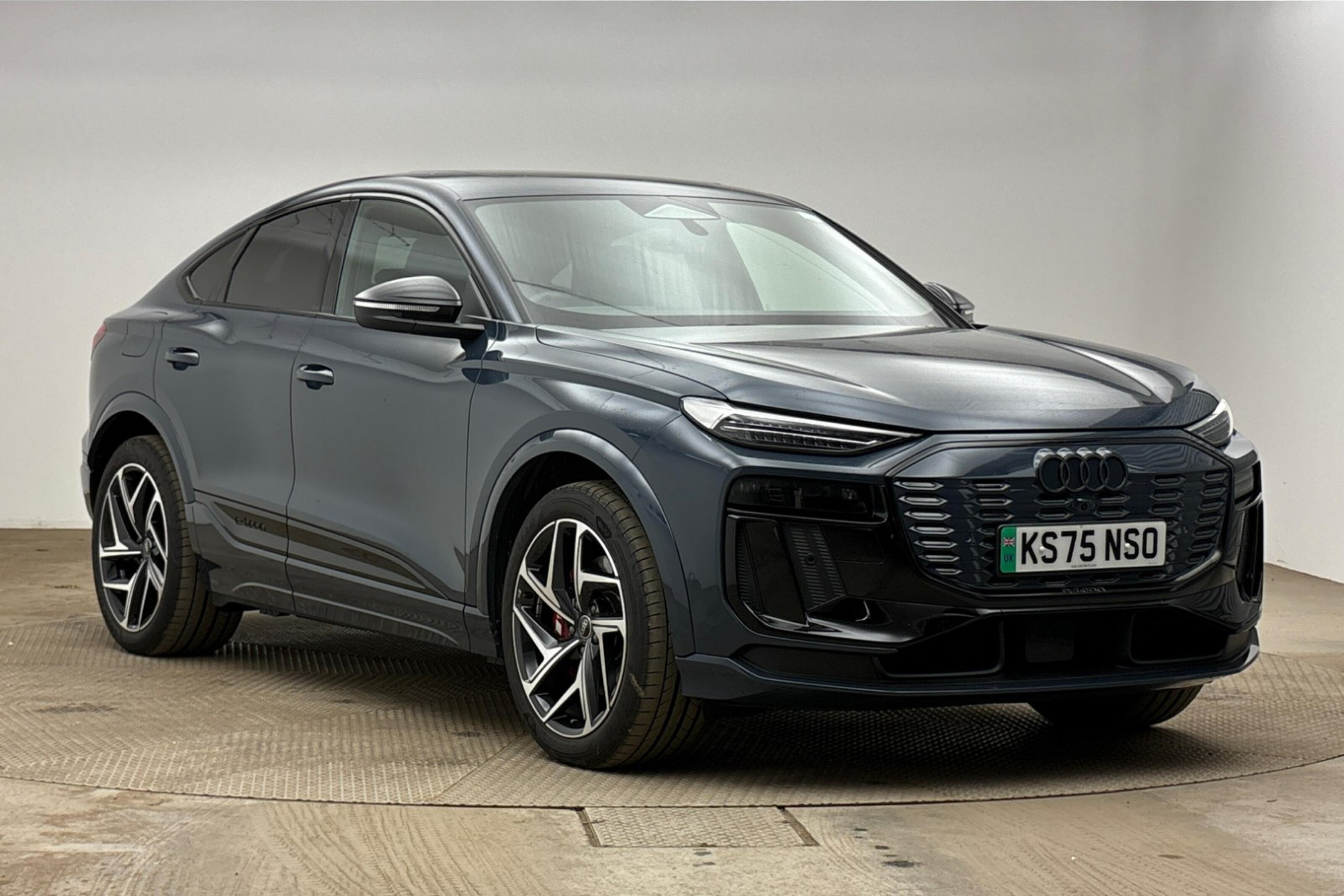 Main listing image - Audi Q6