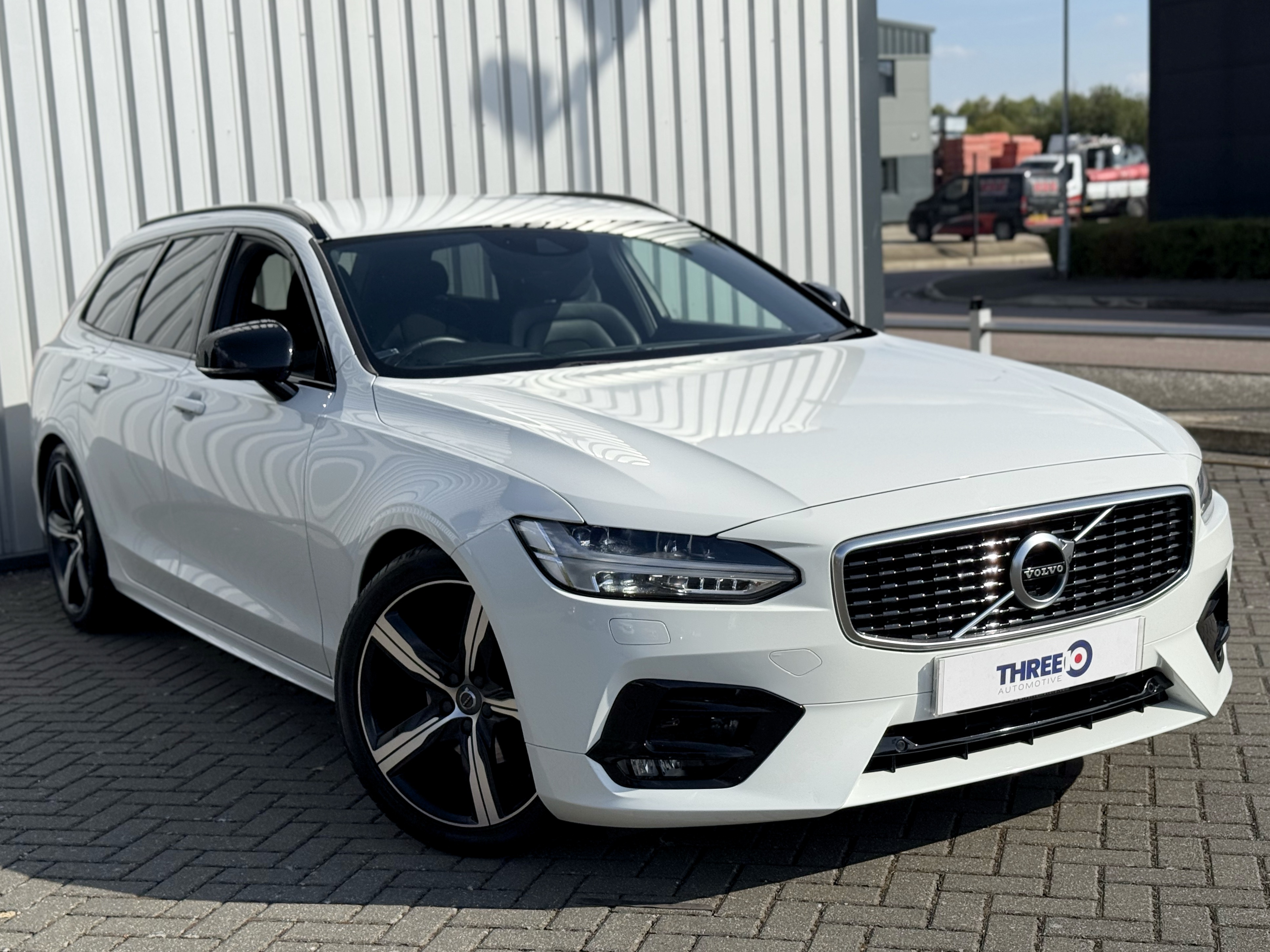 Main listing image - Volvo V90