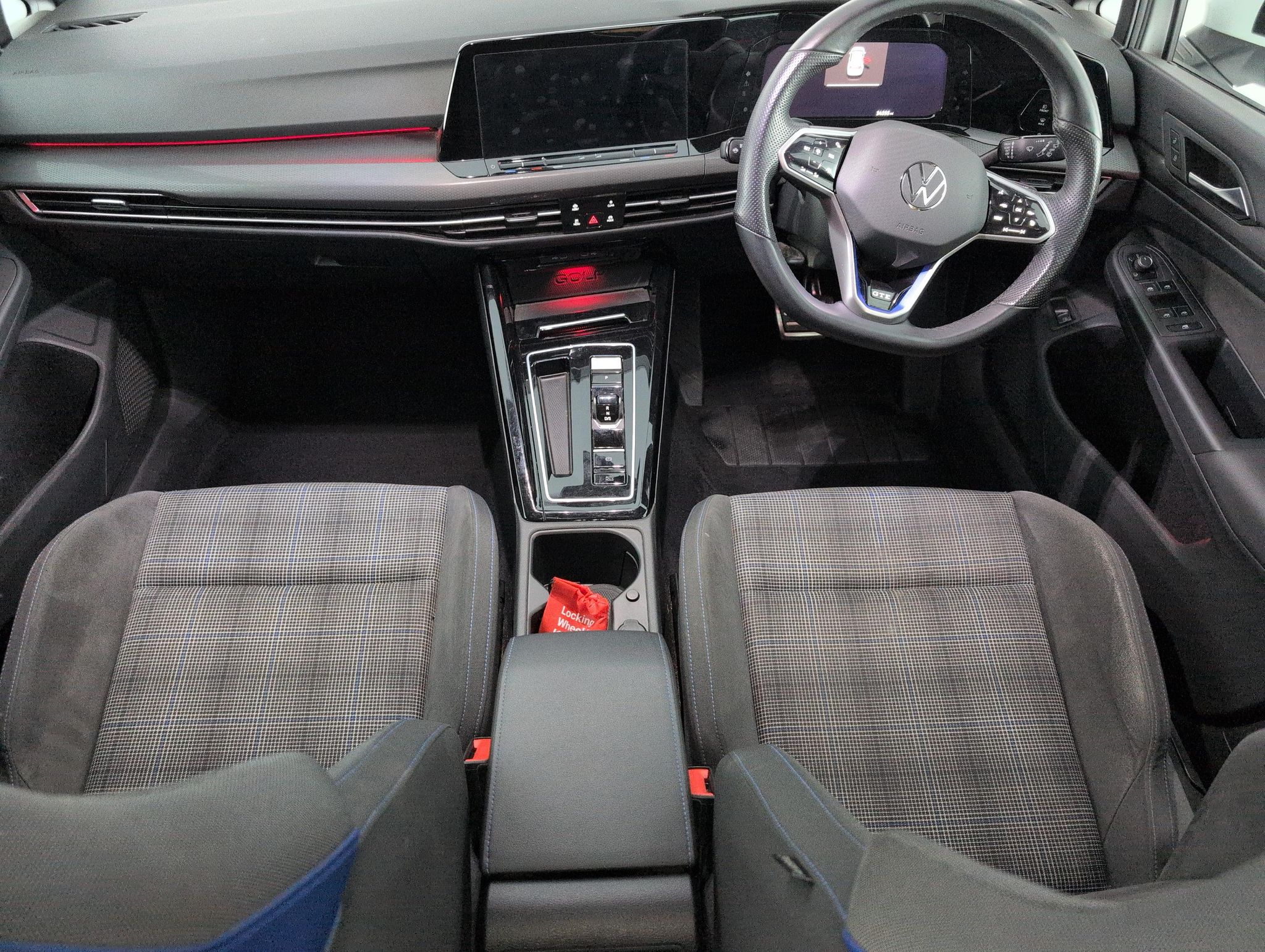 Main listing image - Volkswagen Golf GTE