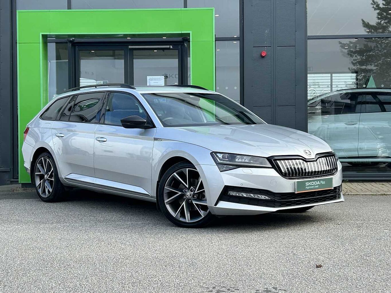 Main listing image - Skoda Superb Estate