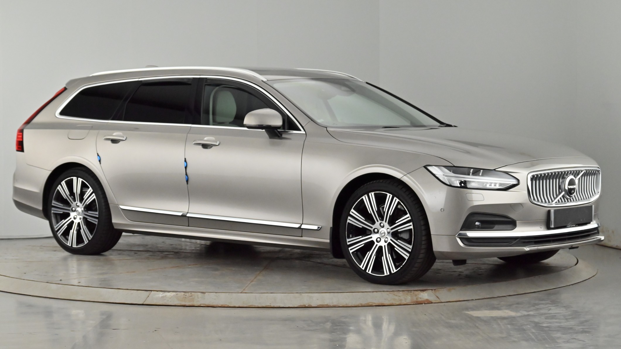 Main listing image - Volvo V90