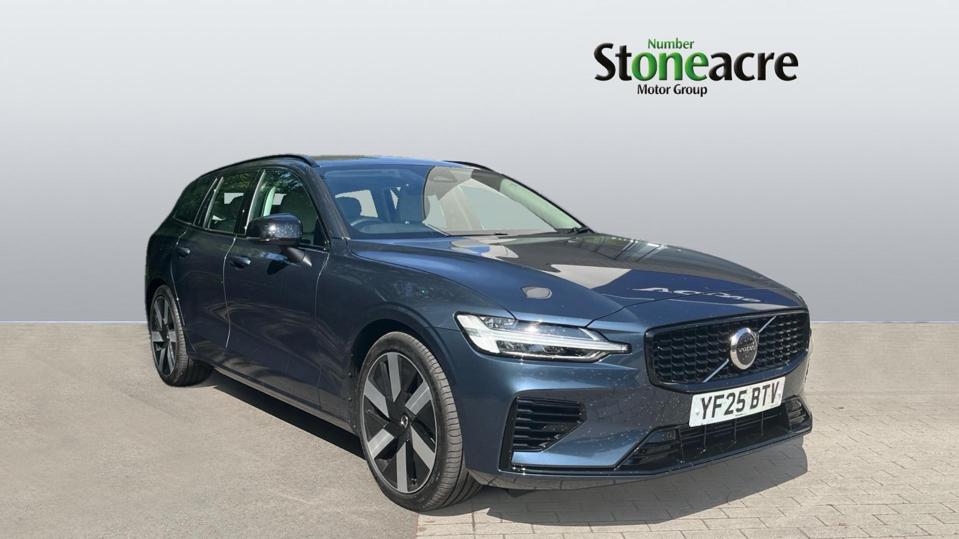 Main listing image - Volvo V60