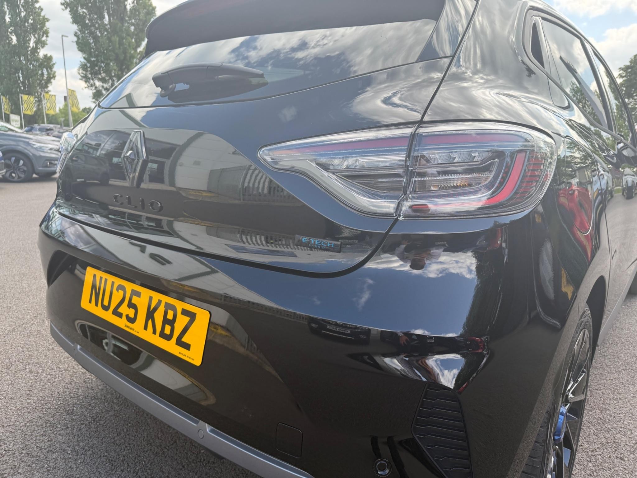Main listing image - Renault Clio