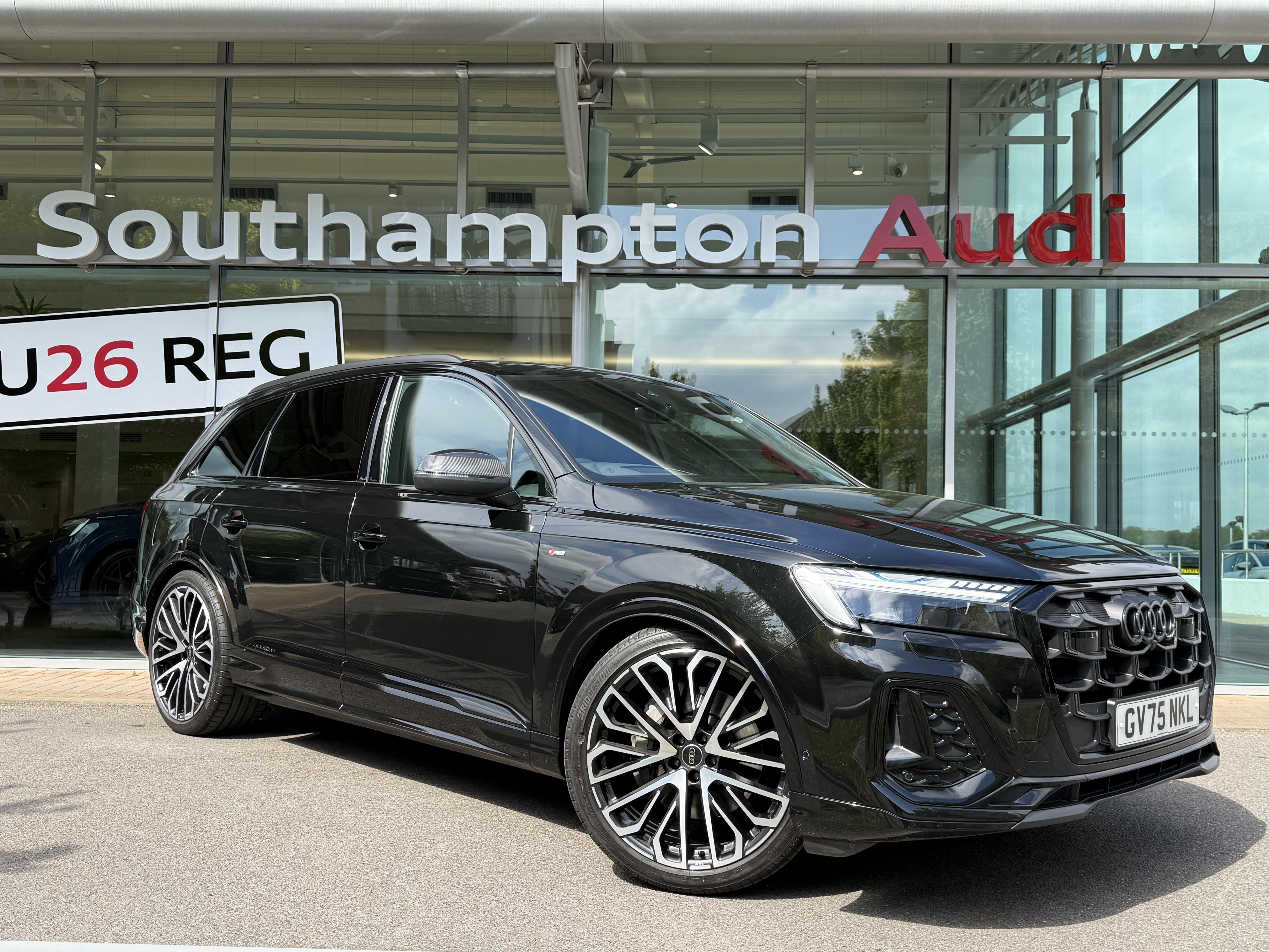 Main listing image - Audi Q7