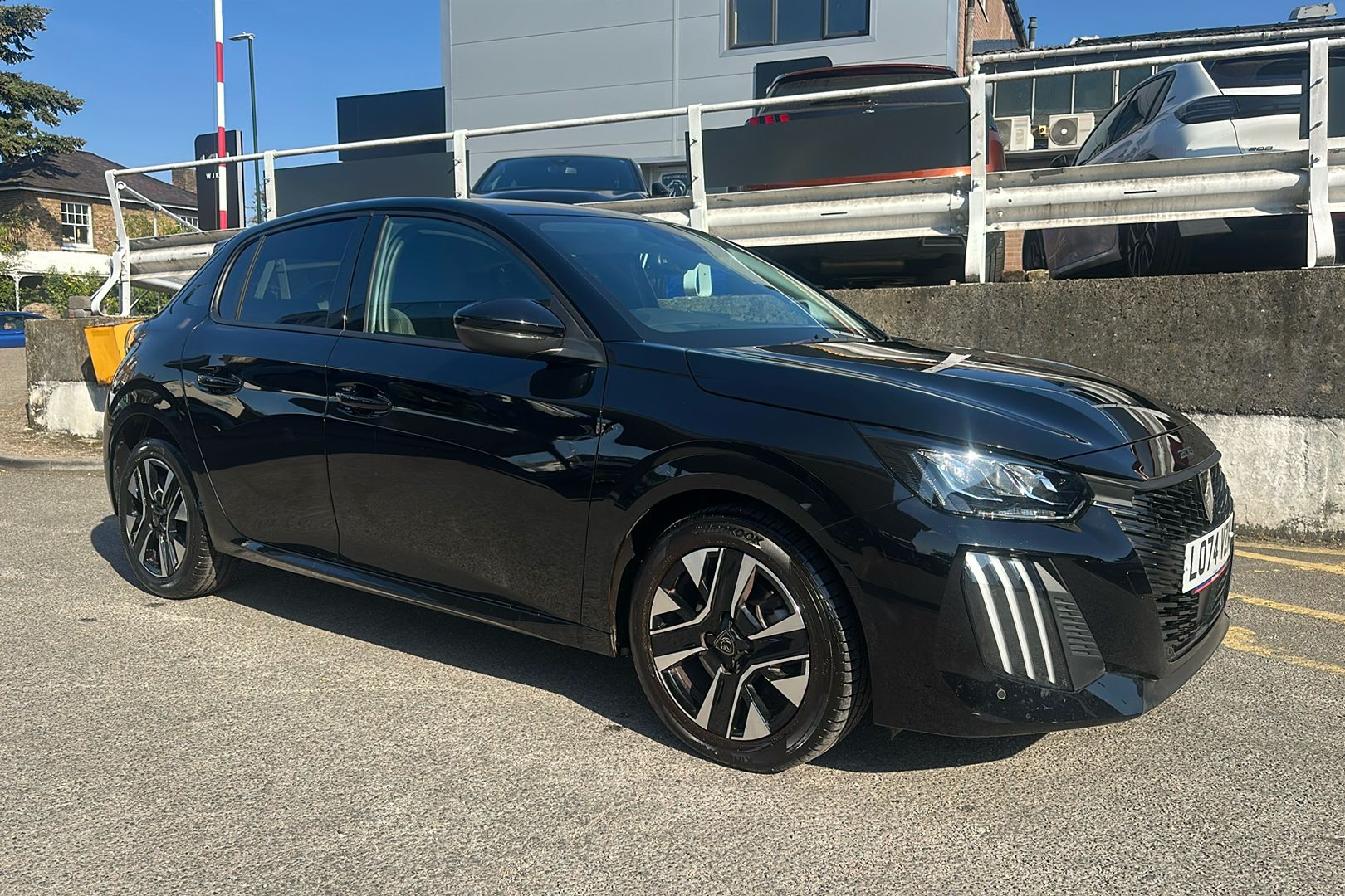 Main listing image - Peugeot 208