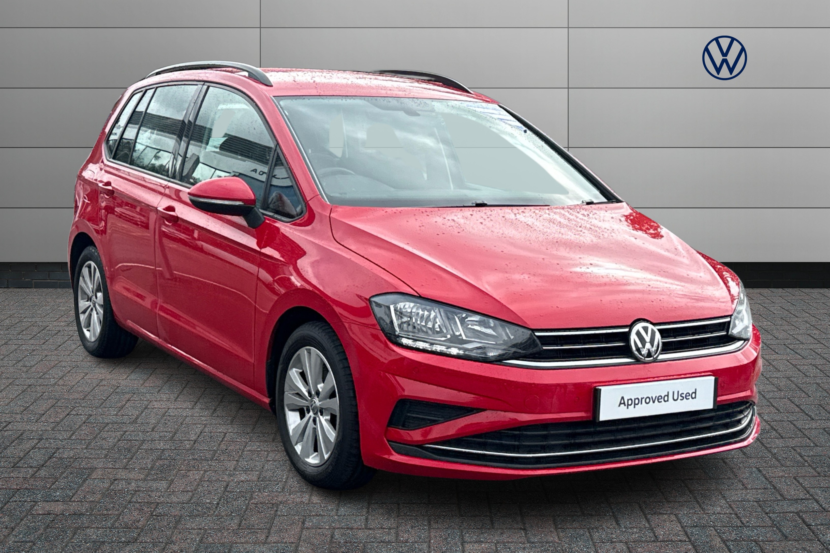 Main listing image - Volkswagen Golf SV
