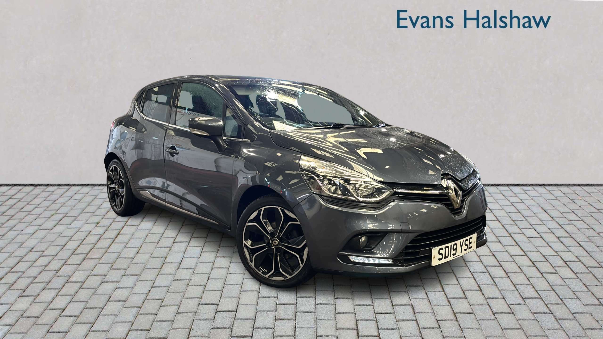 Main listing image - Renault Clio