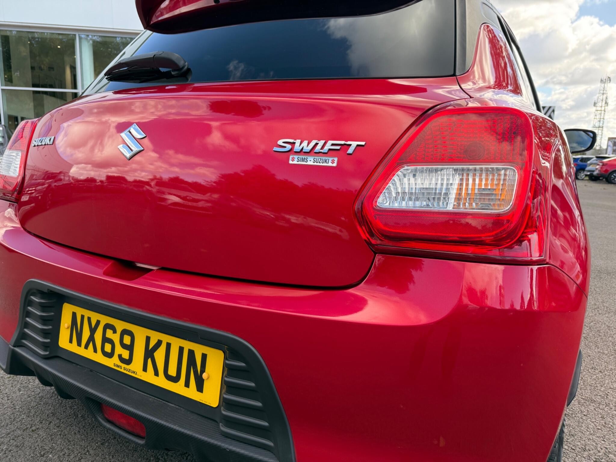 Main listing image - Suzuki Swift