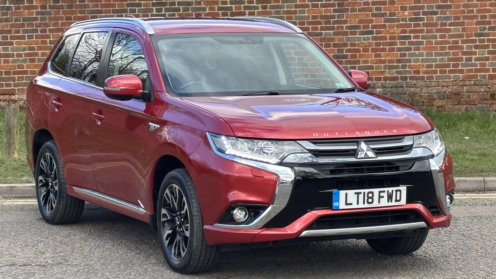 Main listing image - Mitsubishi Outlander