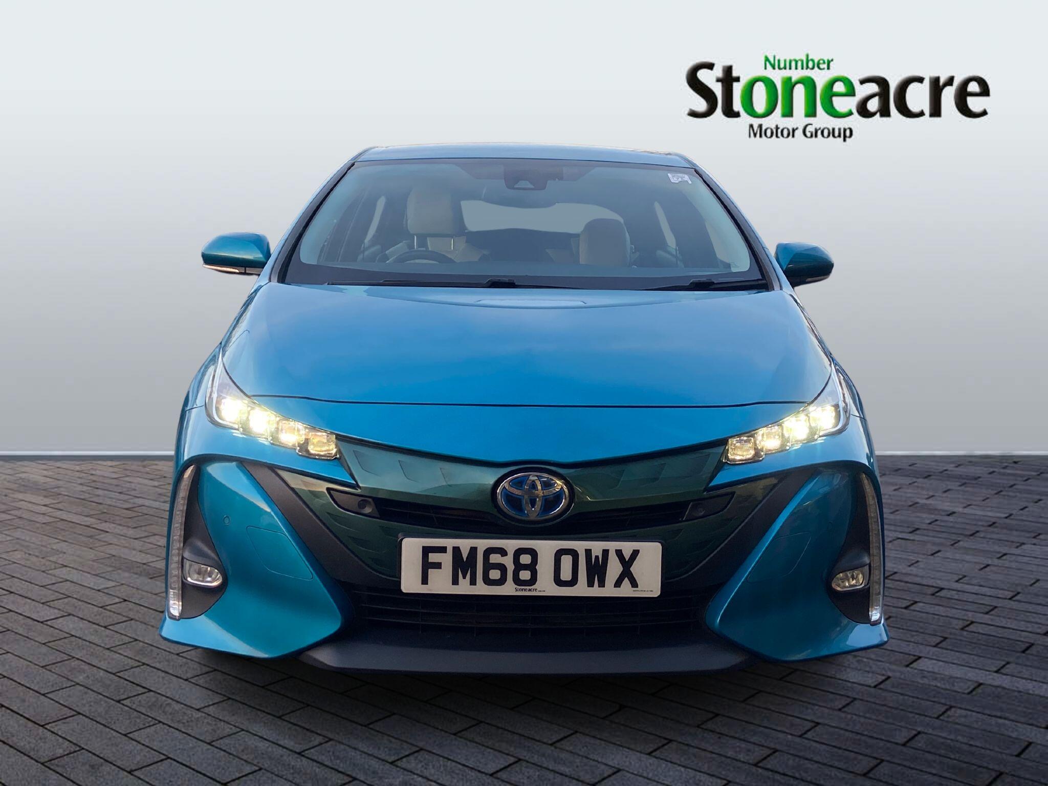 Main listing image - Toyota Prius Plug-In