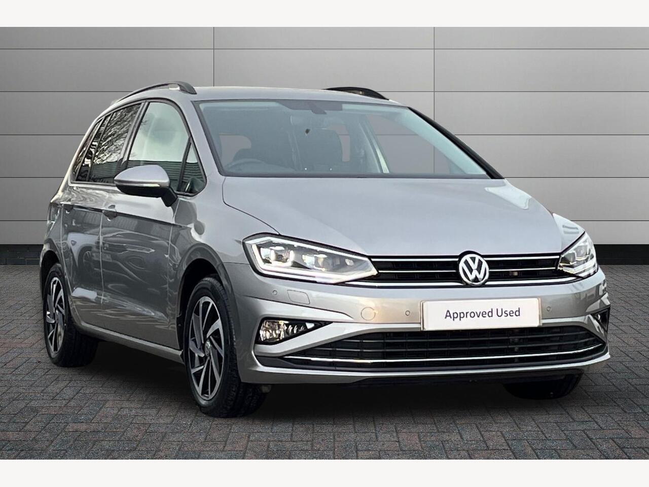 Main listing image - Volkswagen Golf SV