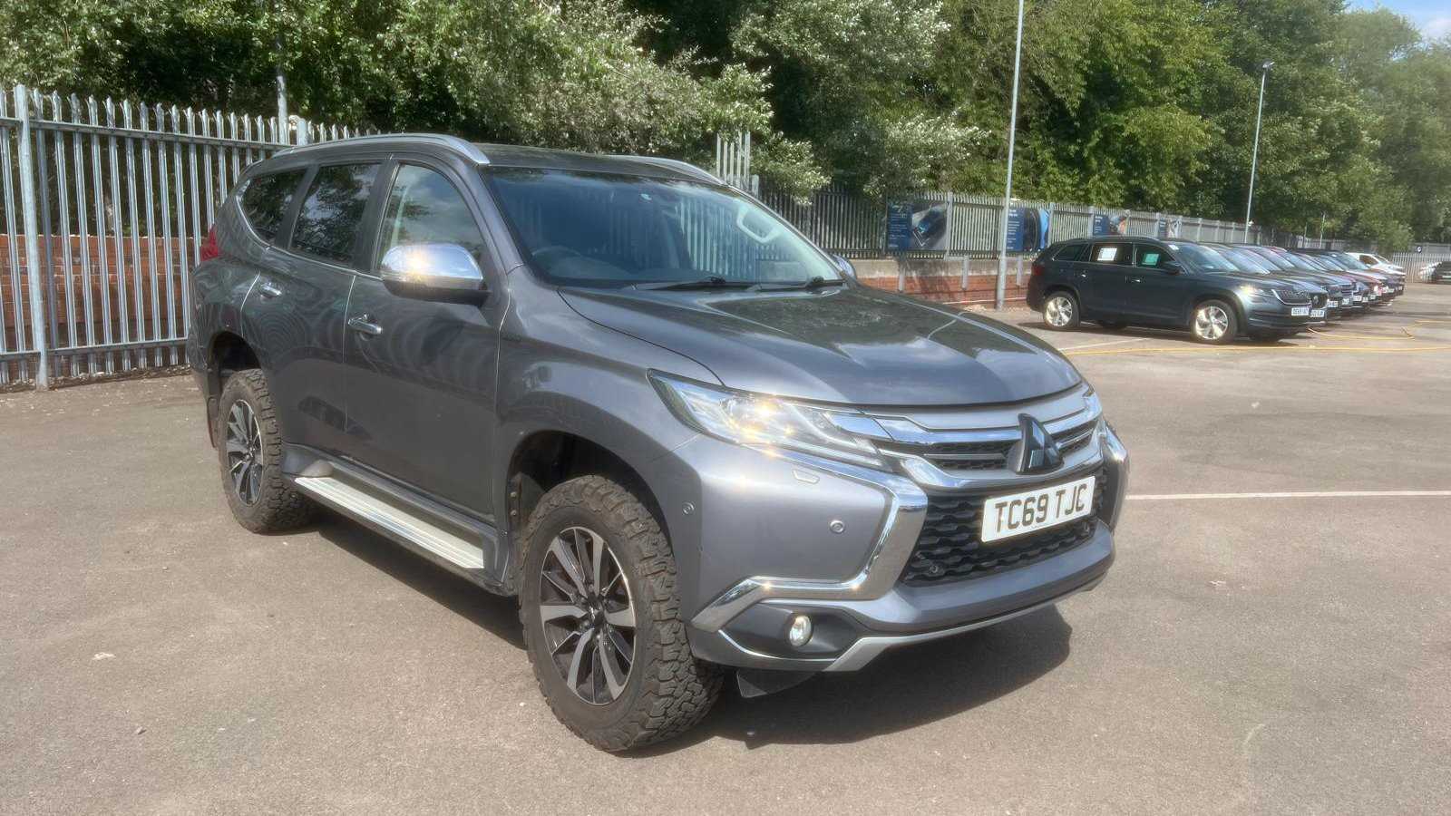 Main listing image - Mitsubishi Shogun Sport