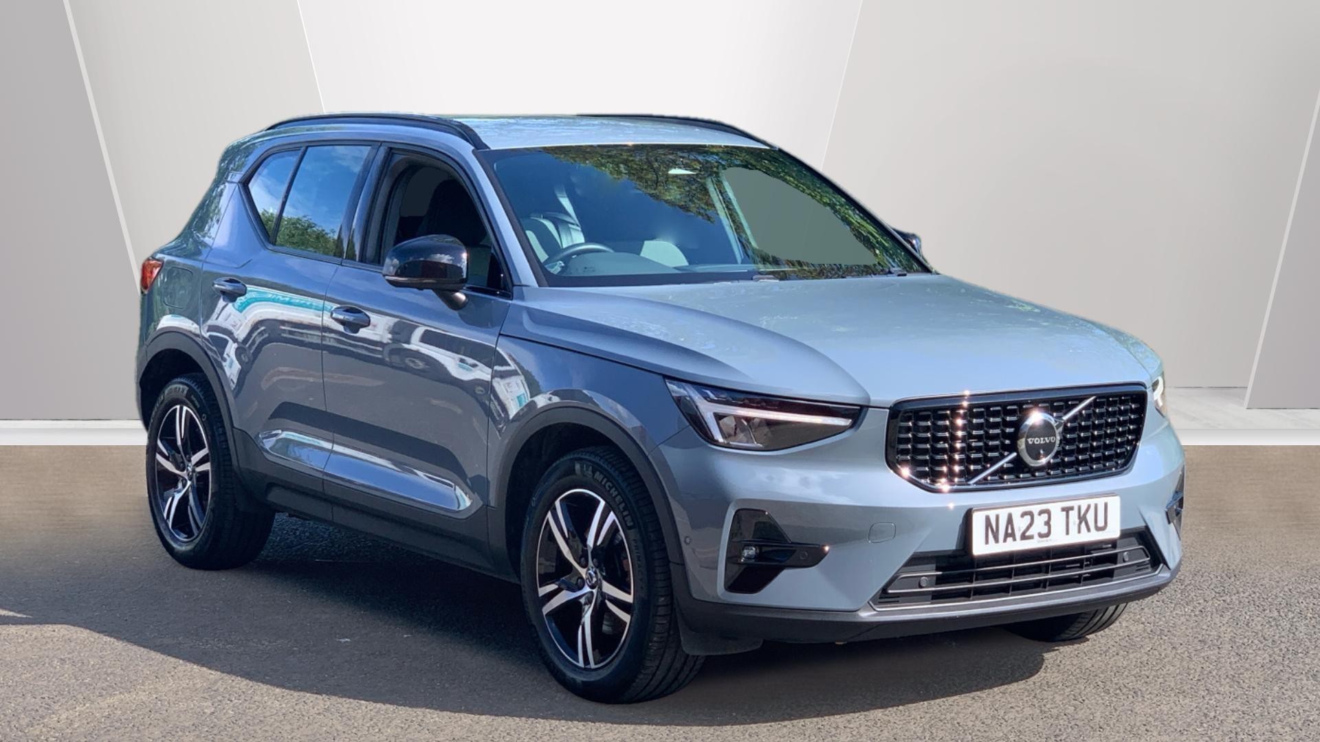 2023 VOLVO XC40