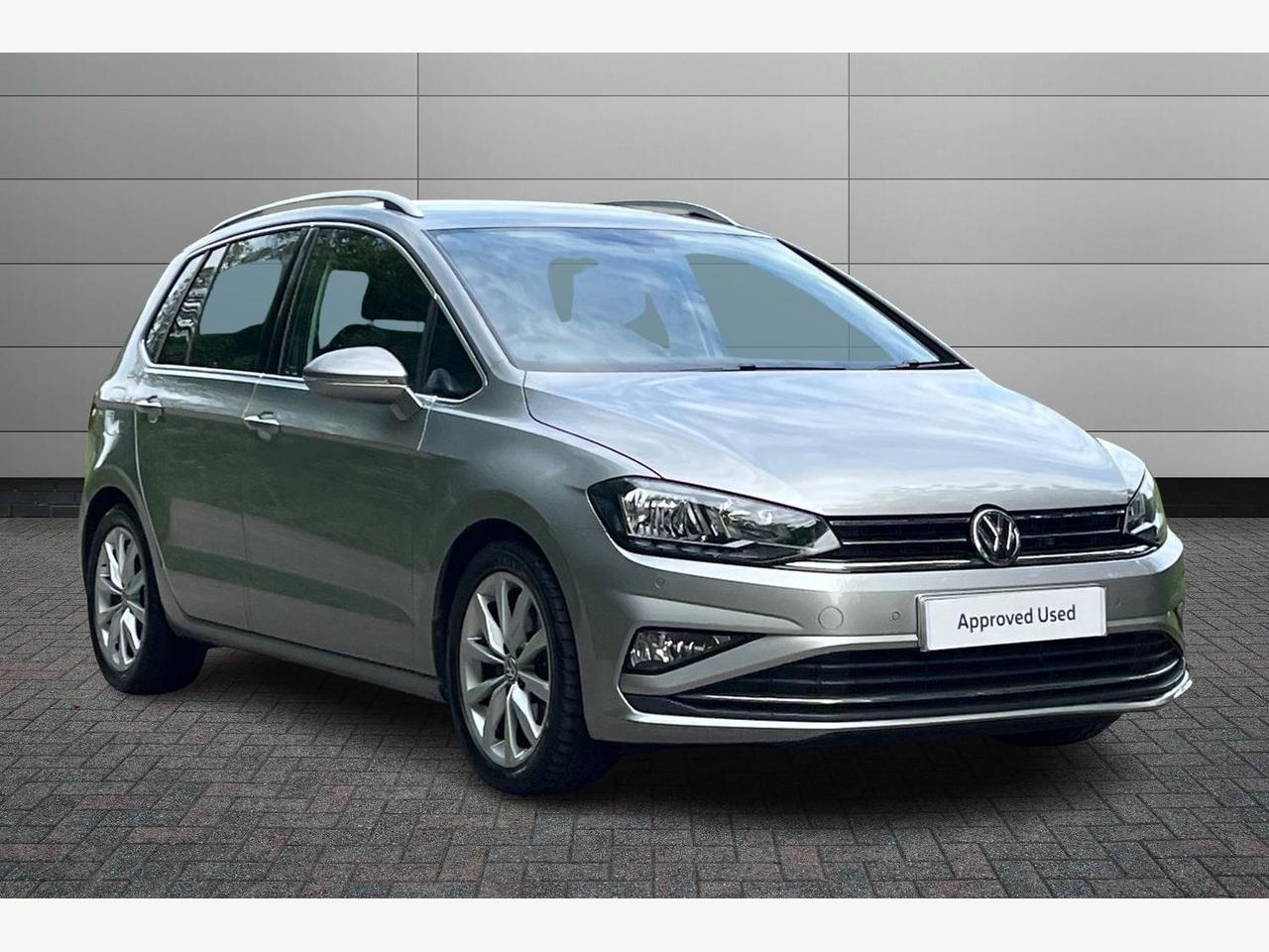 Main listing image - Volkswagen Golf SV