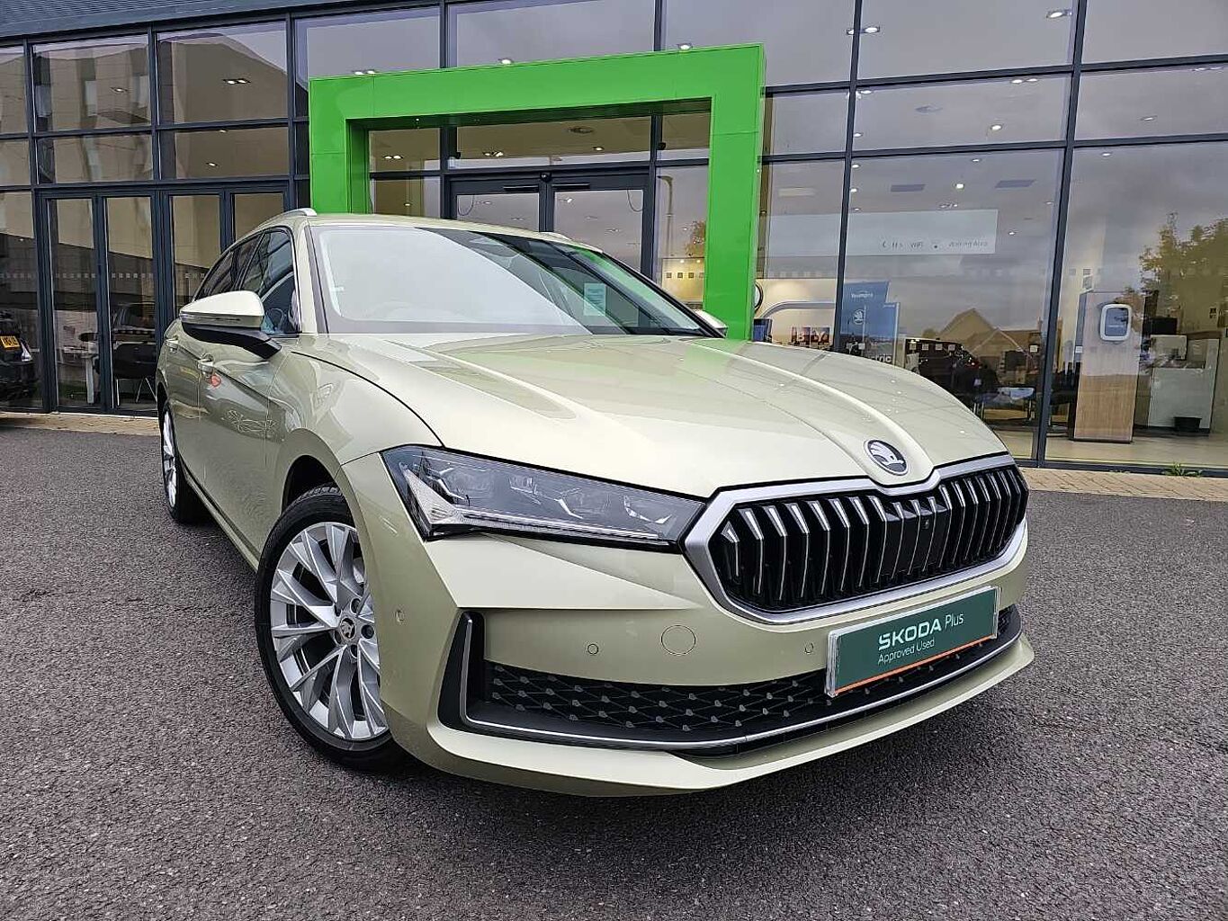 Main listing image - Skoda Superb Estate