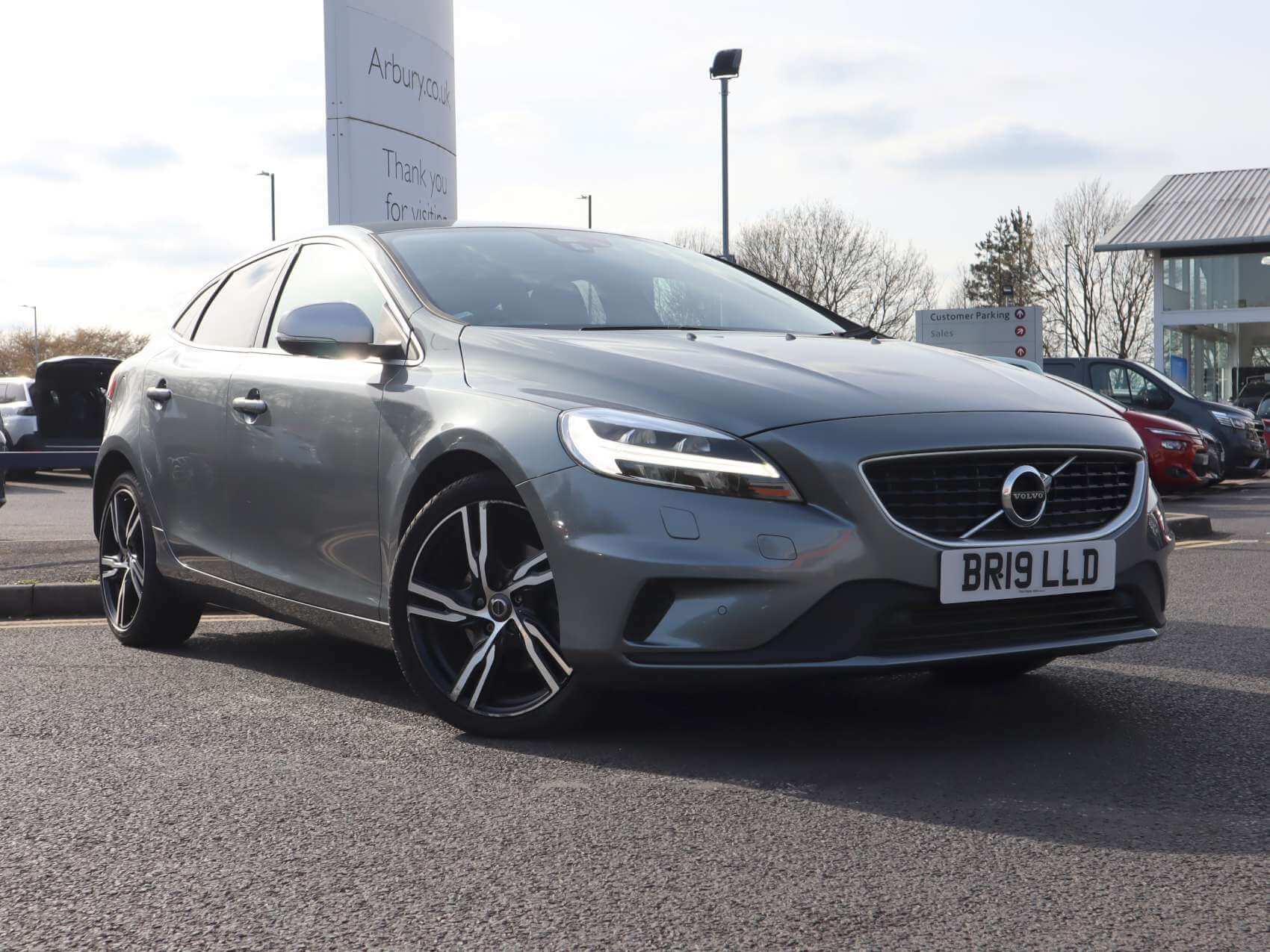 Main listing image - Volvo V40