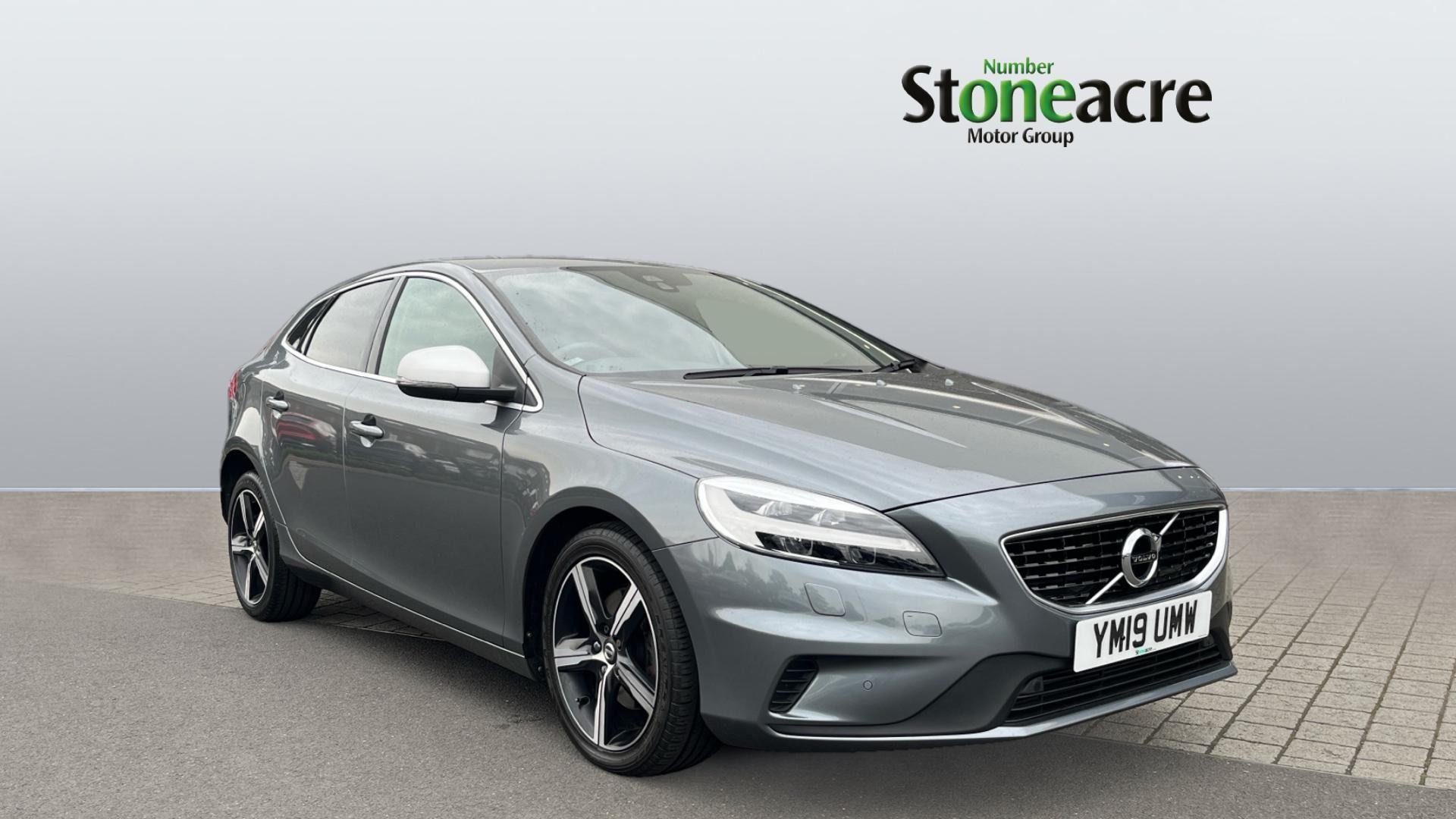 Main listing image - Volvo V40