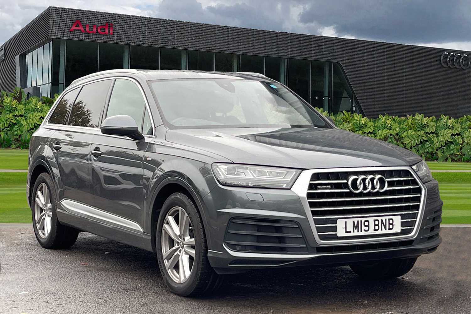 Main listing image - Audi Q7