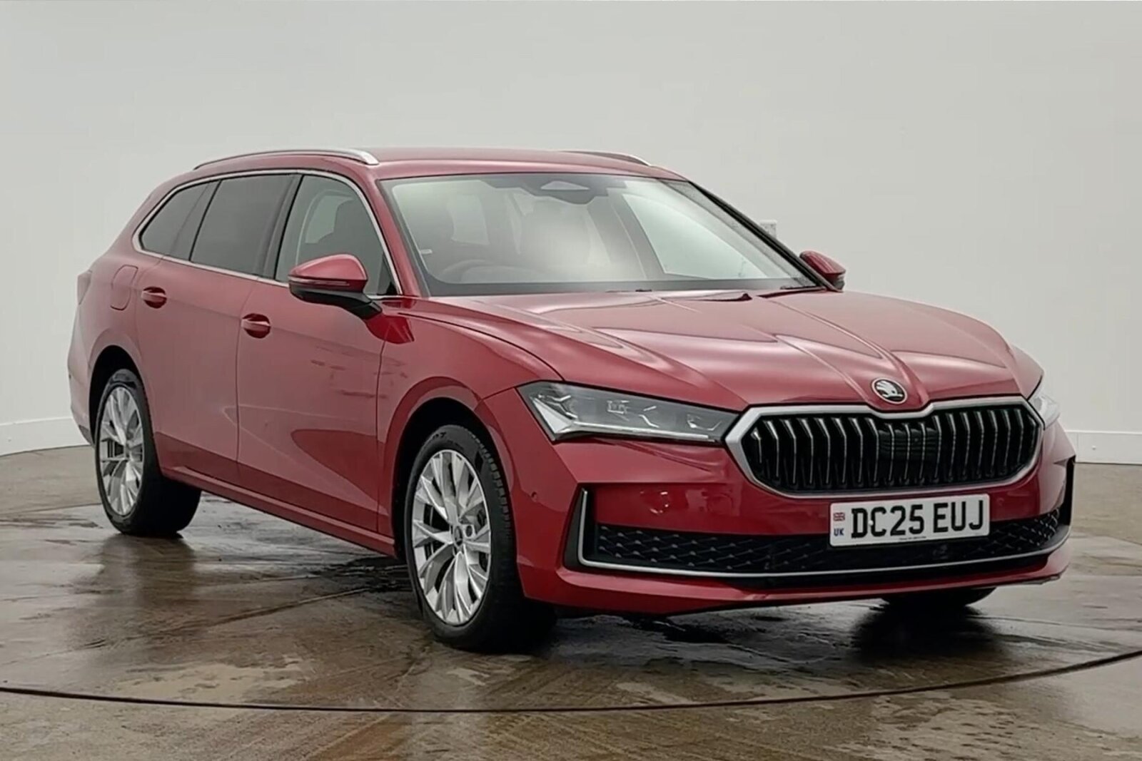 Main listing image - Skoda Superb Estate