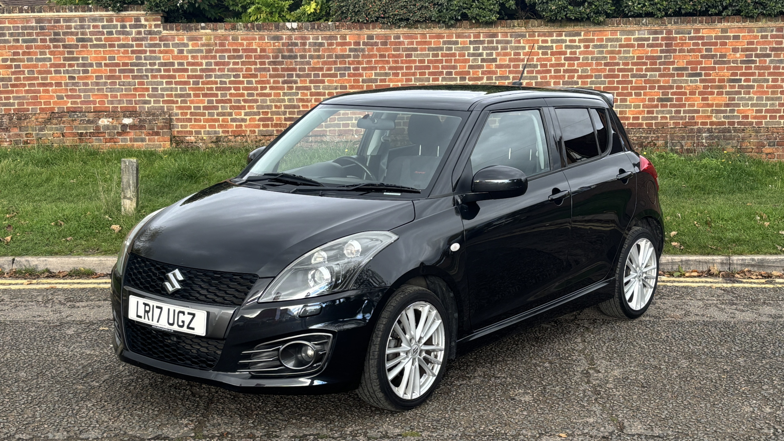 Main listing image - Suzuki Swift Sport