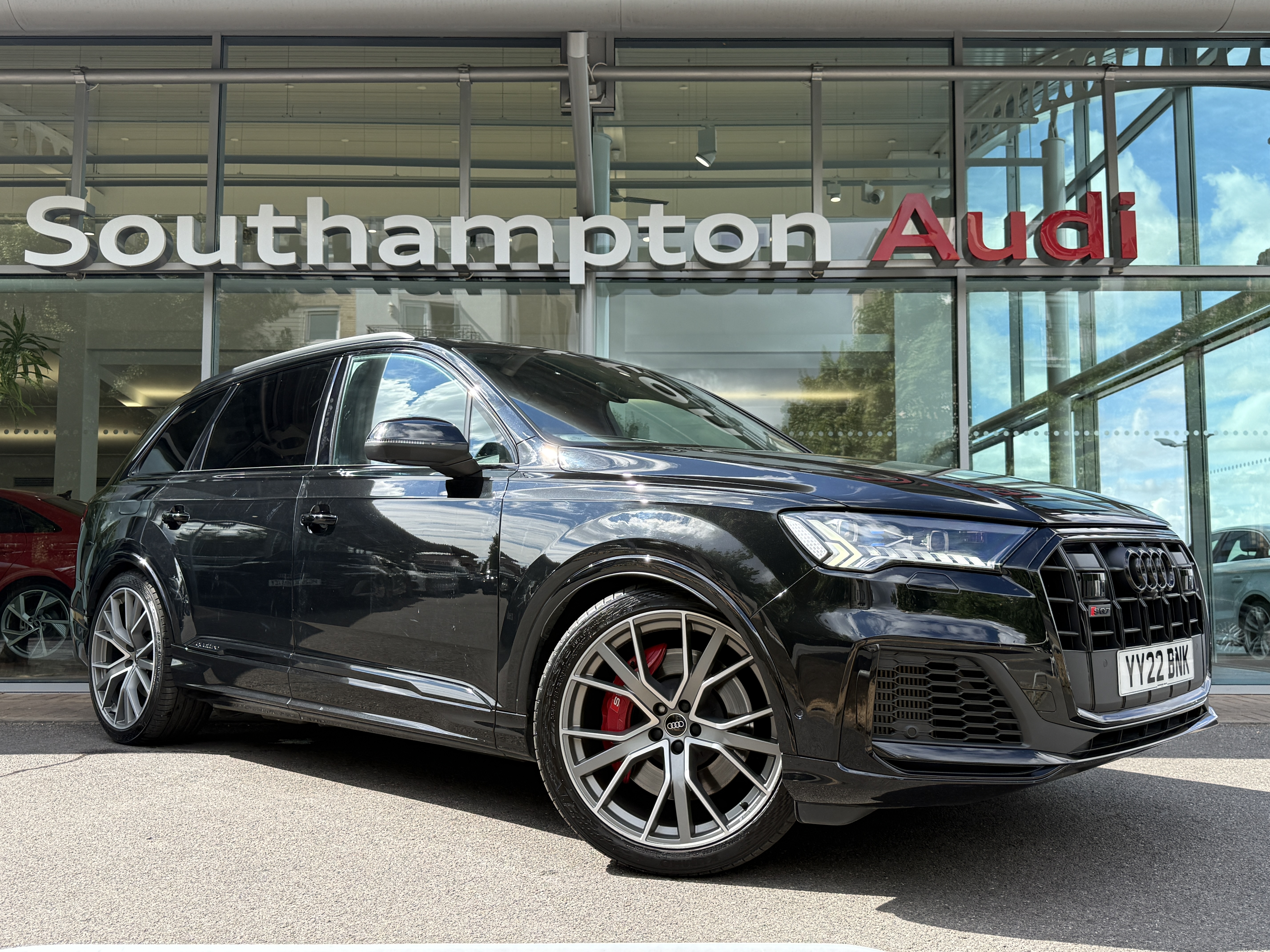 Main listing image - Audi Q7