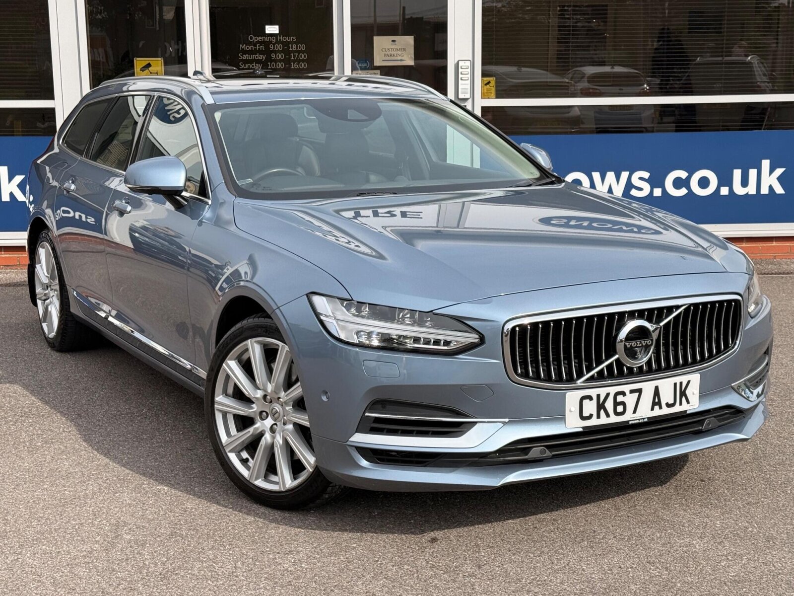 Main listing image - Volvo V90