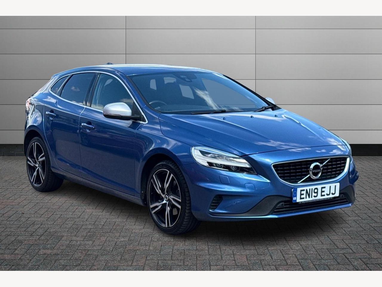 Main listing image - Volvo V40