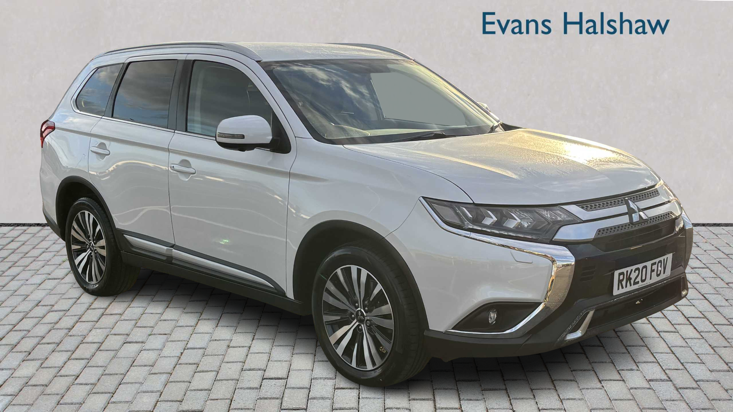 Main listing image - Mitsubishi Outlander