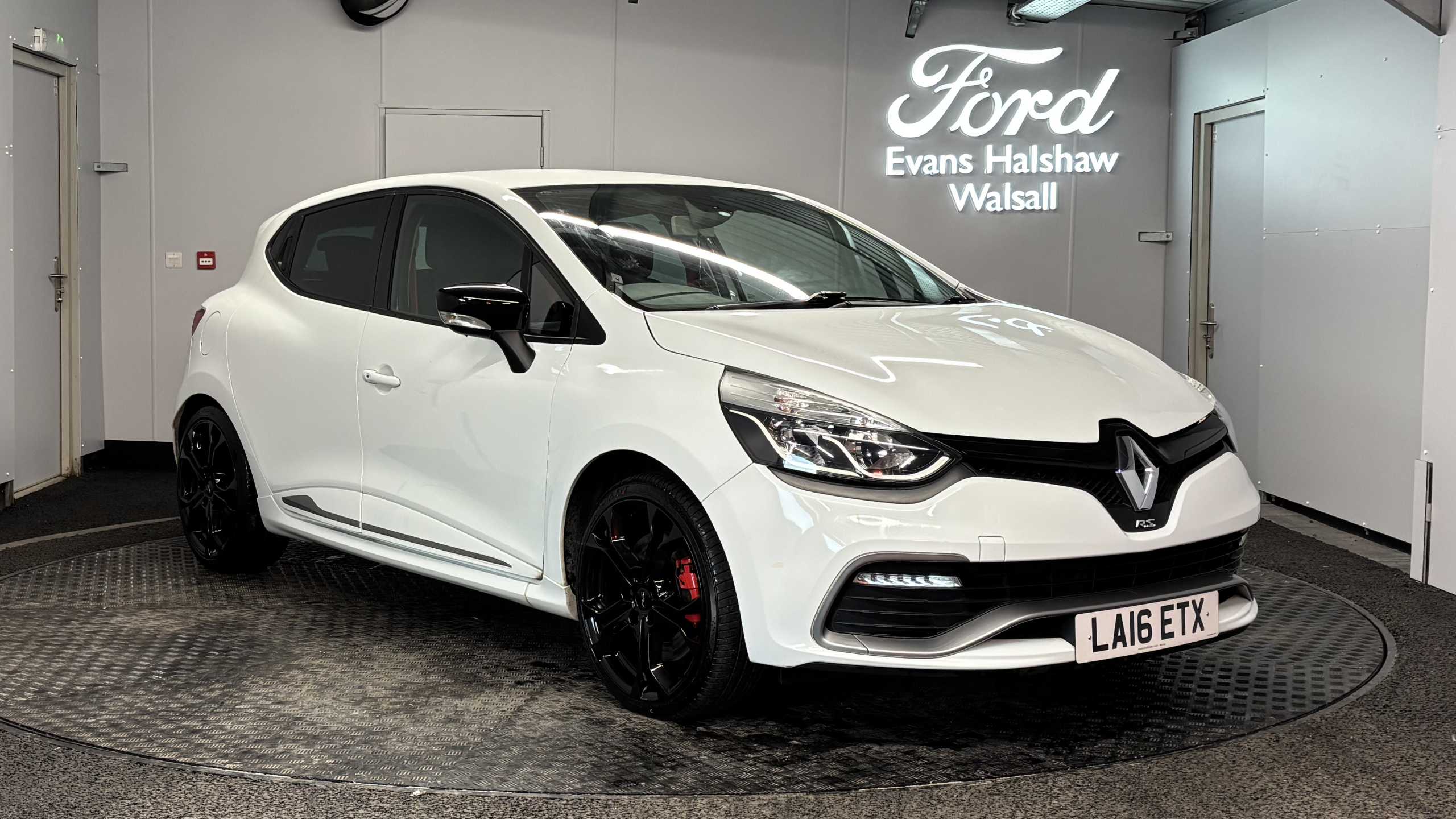 Main listing image - Renault Clio