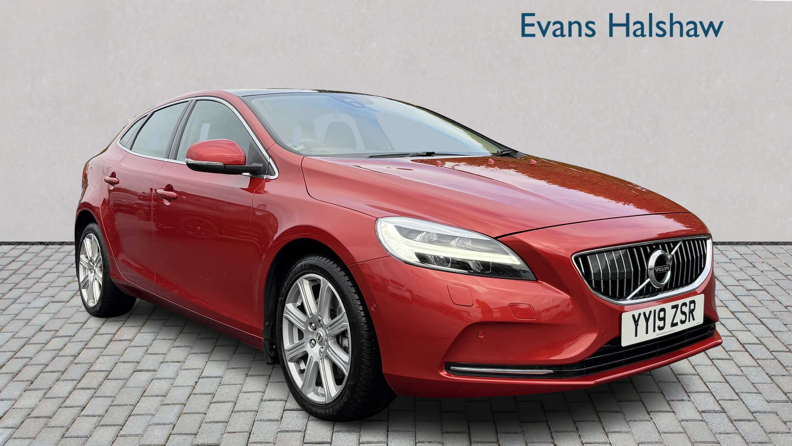 Main listing image - Volvo V40