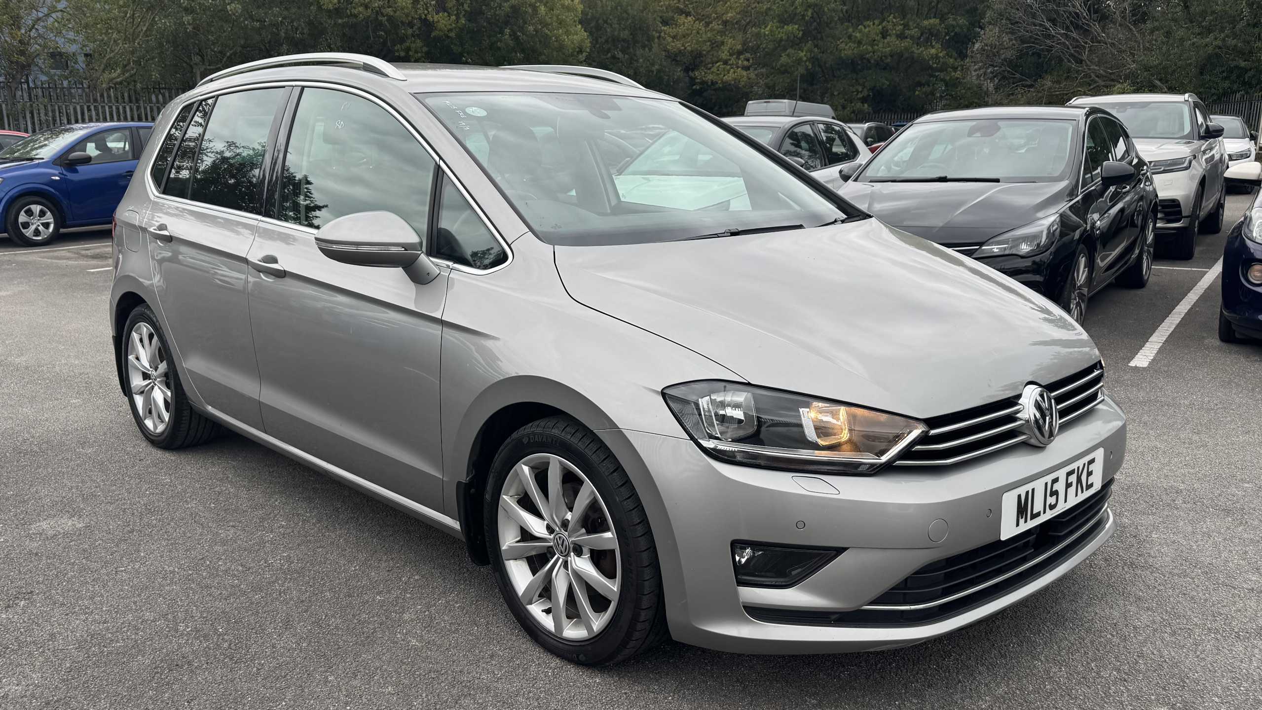 Main listing image - Volkswagen Golf SV