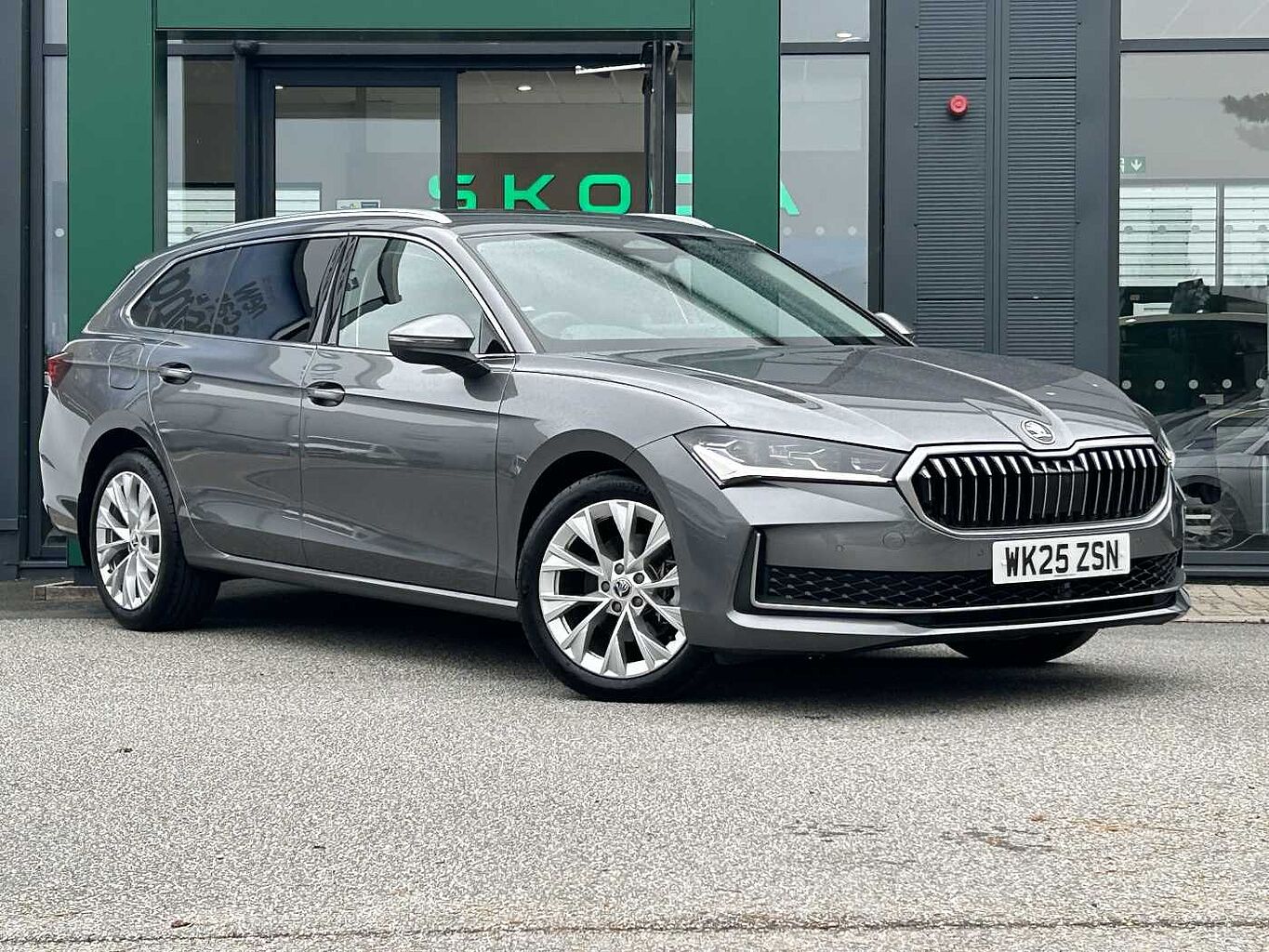 Main listing image - Skoda Superb Estate