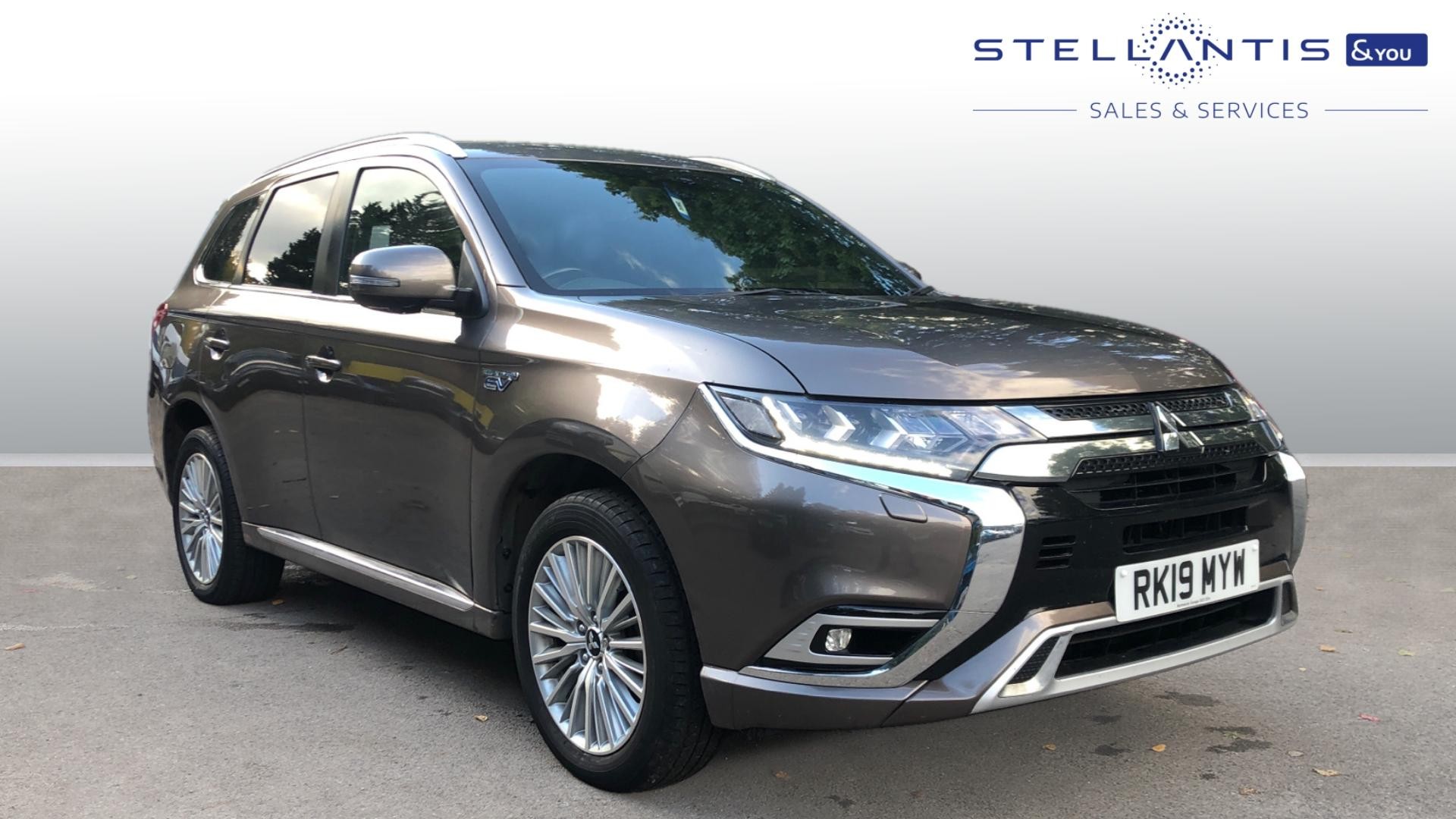 Main listing image - Mitsubishi Outlander