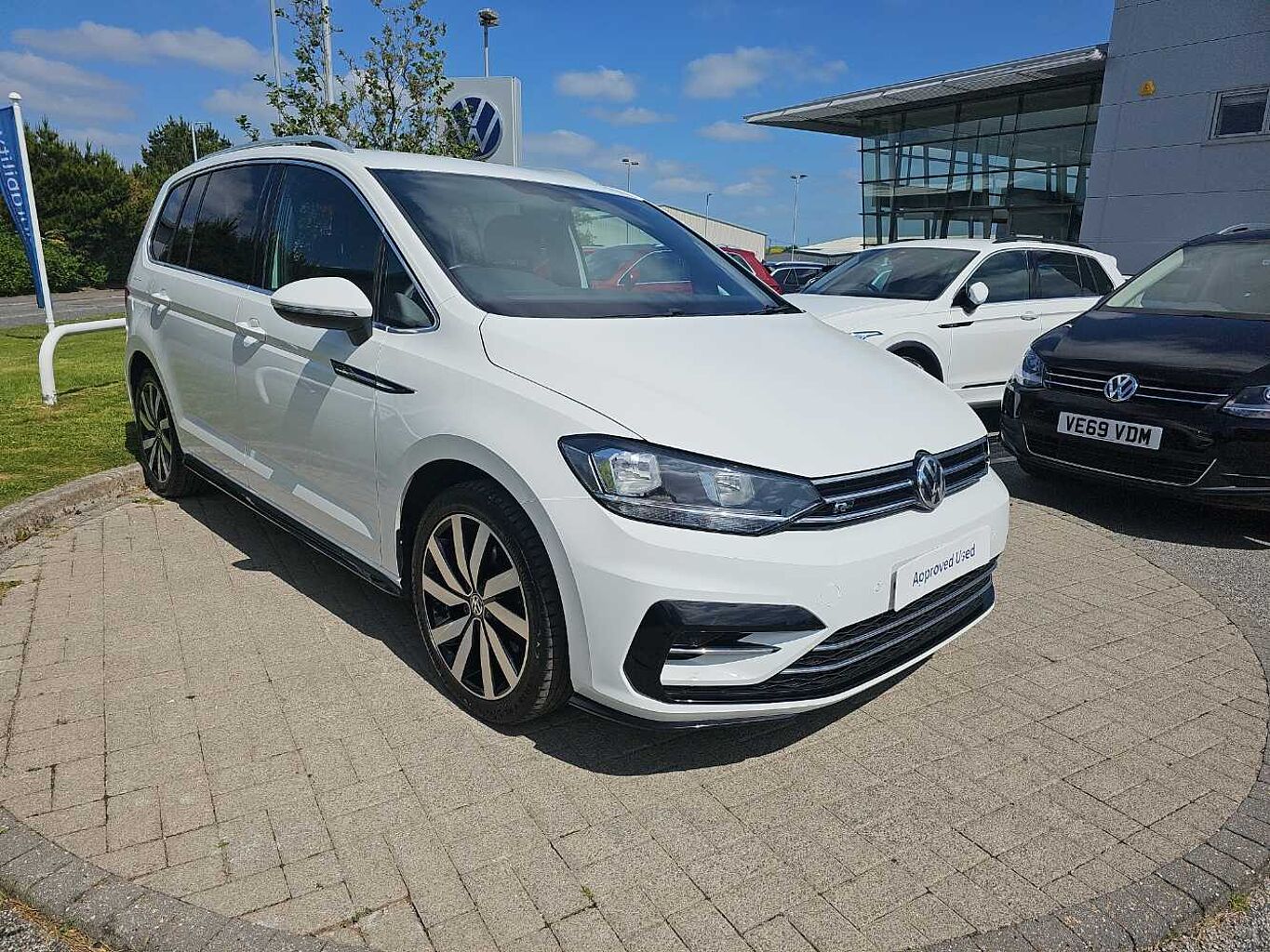 Main listing image - Volkswagen Touran