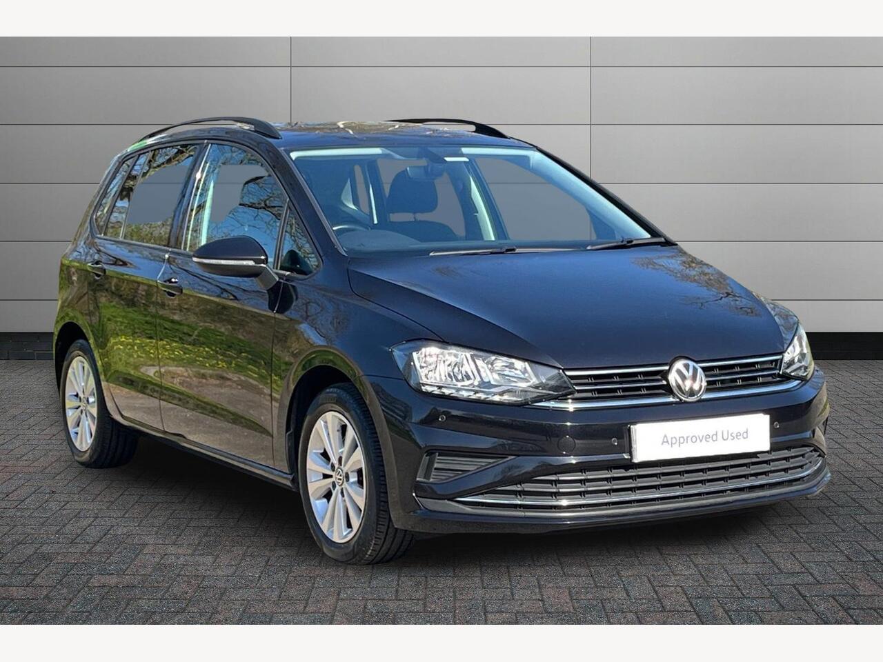 Main listing image - Volkswagen Golf SV