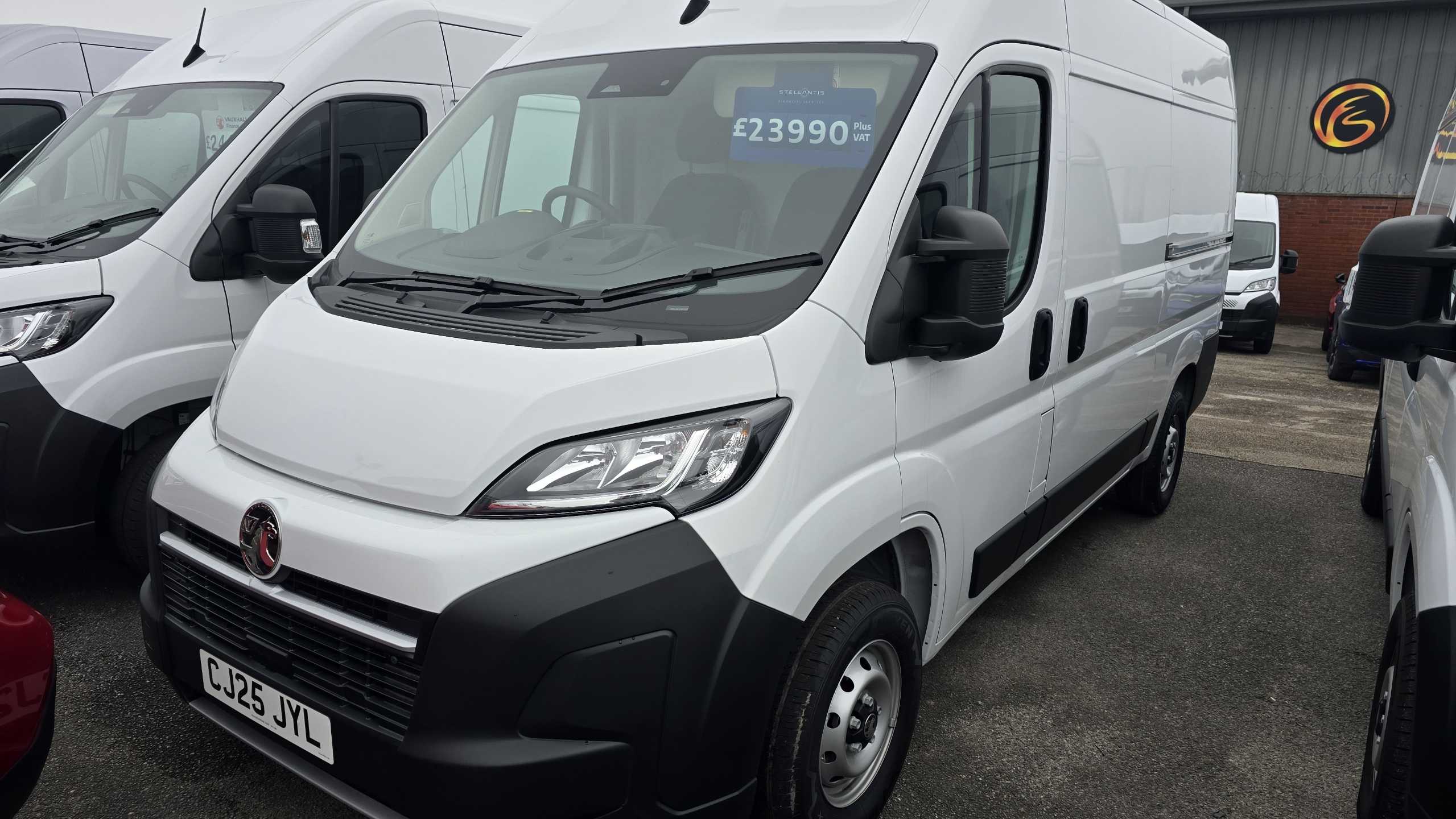 Main listing image - Vauxhall Movano