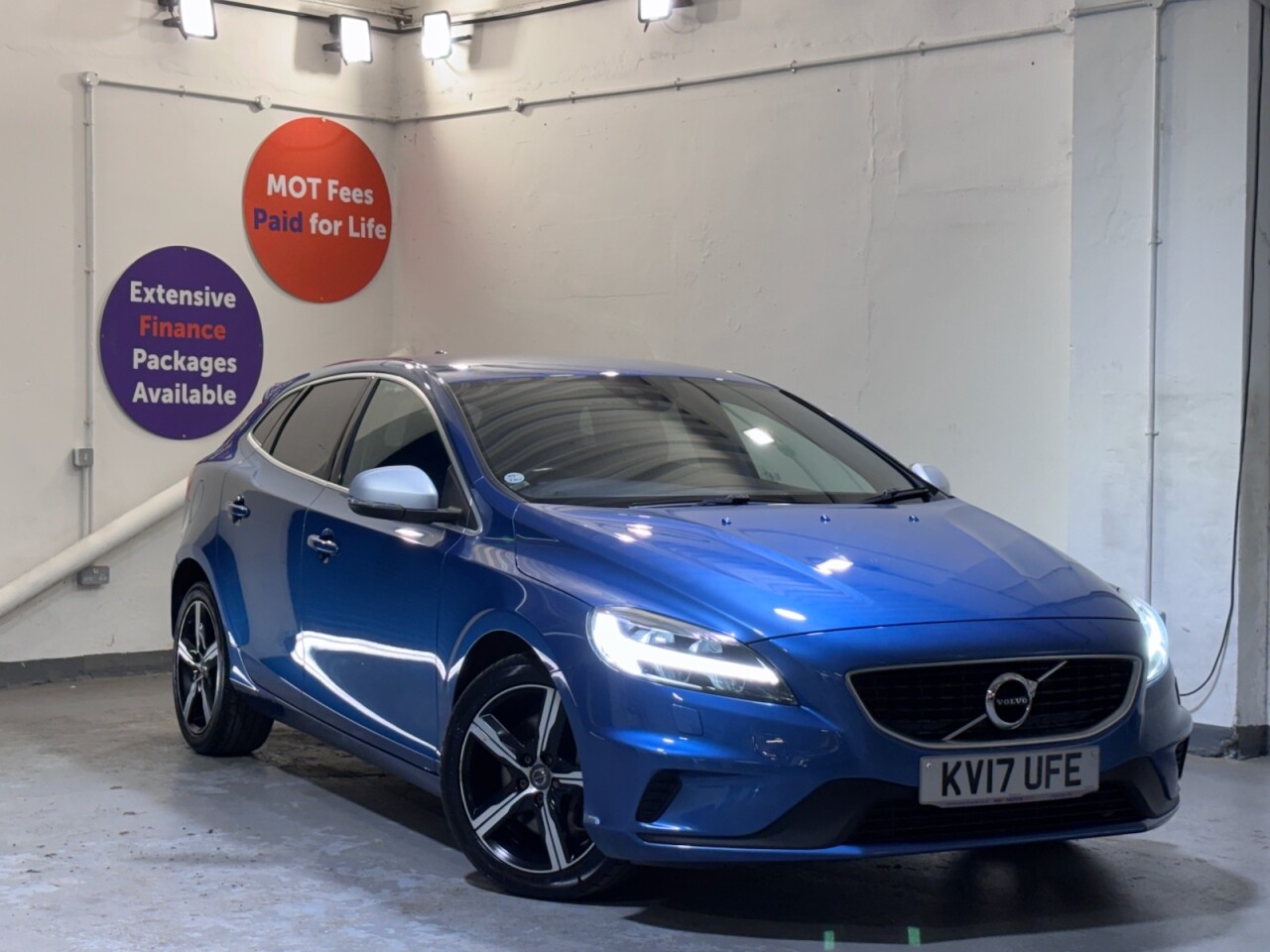 Main listing image - Volvo V40