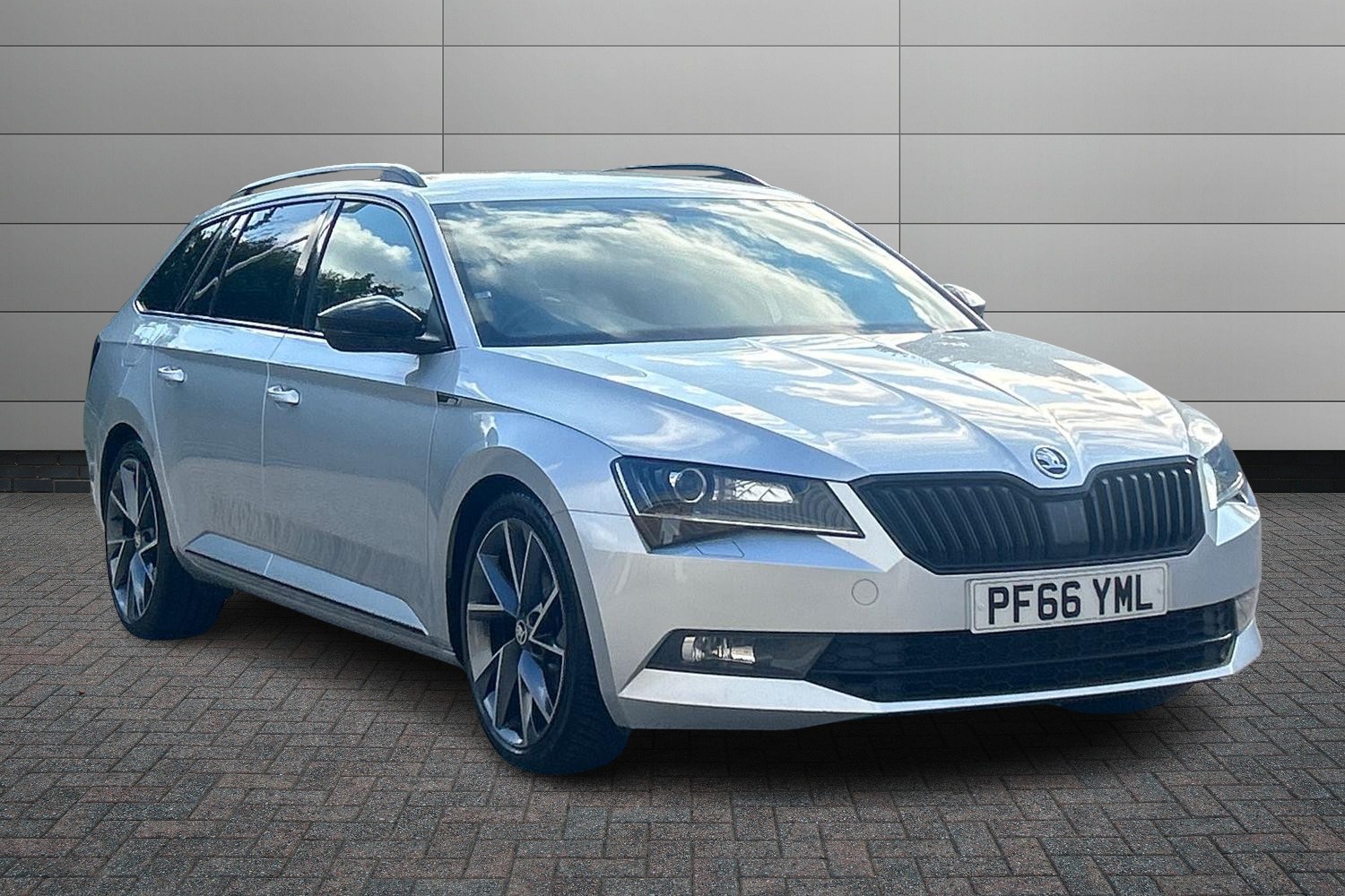 Main listing image - Skoda Superb Estate