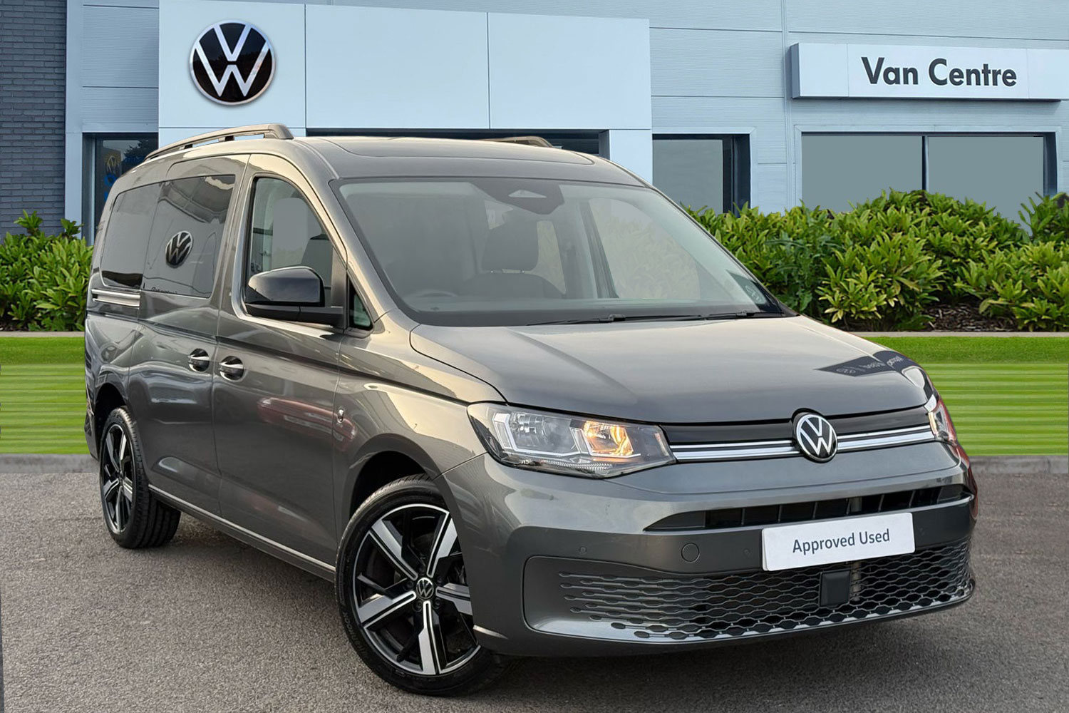 Main listing image - Volkswagen Caddy Maxi