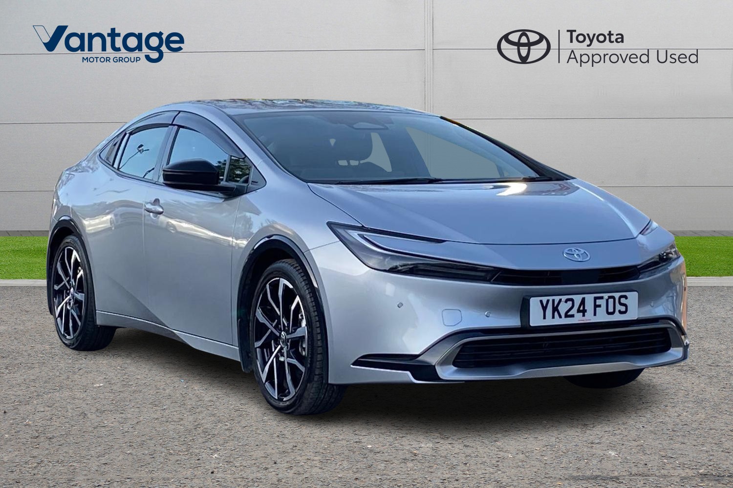 Main listing image - Toyota Prius Plug-In